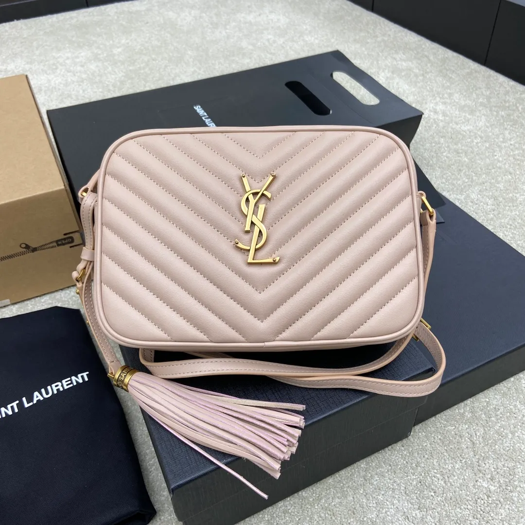 💰1360 pink plain leather/antique gold hardware 🌈LOU BAG popular camera bag from Y family, super lightweight style with amazing capacity👍original ZP leather‼ ️Delicate and high-end, the leather feels super good👍The simple bag body is embellished with Y’s classic logo, the shoulder straps can be adjusted, and the tassel pendant can be removed, making it lightweight and versatile! 20210680 Model: 505730 [original leather] Size: 23*16*6cm