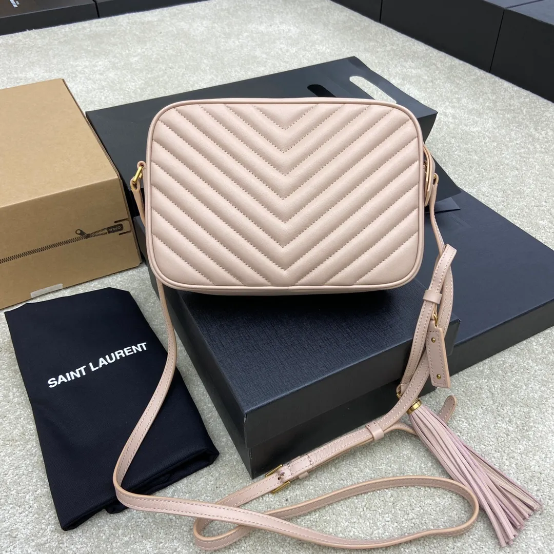 💰1360 pink plain leather/antique gold hardware 🌈LOU BAG popular camera bag from Y family, super lightweight style with amazing capacity👍original ZP leather‼ ️Delicate and high-end, the leather feels super good👍The simple bag body is embellished with Y’s classic logo, the shoulder straps can be adjusted, and the tassel pendant can be removed, making it lightweight and versatile! 20210680 Model: 505730 [original leather] Size: 23*16*6cm