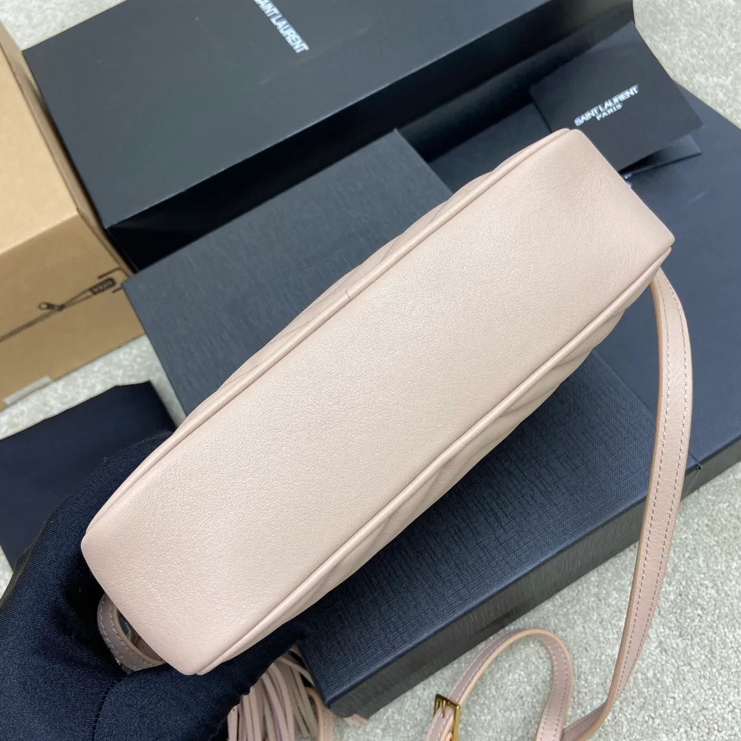 💰1360 pink plain leather/antique gold hardware 🌈LOU BAG popular camera bag from Y family, super lightweight style with amazing capacity👍original ZP leather‼ ️Delicate and high-end, the leather feels super good👍The simple bag body is embellished with Y’s classic logo, the shoulder straps can be adjusted, and the tassel pendant can be removed, making it lightweight and versatile! 20210680 Model: 505730 [original leather] Size: 23*16*6cm