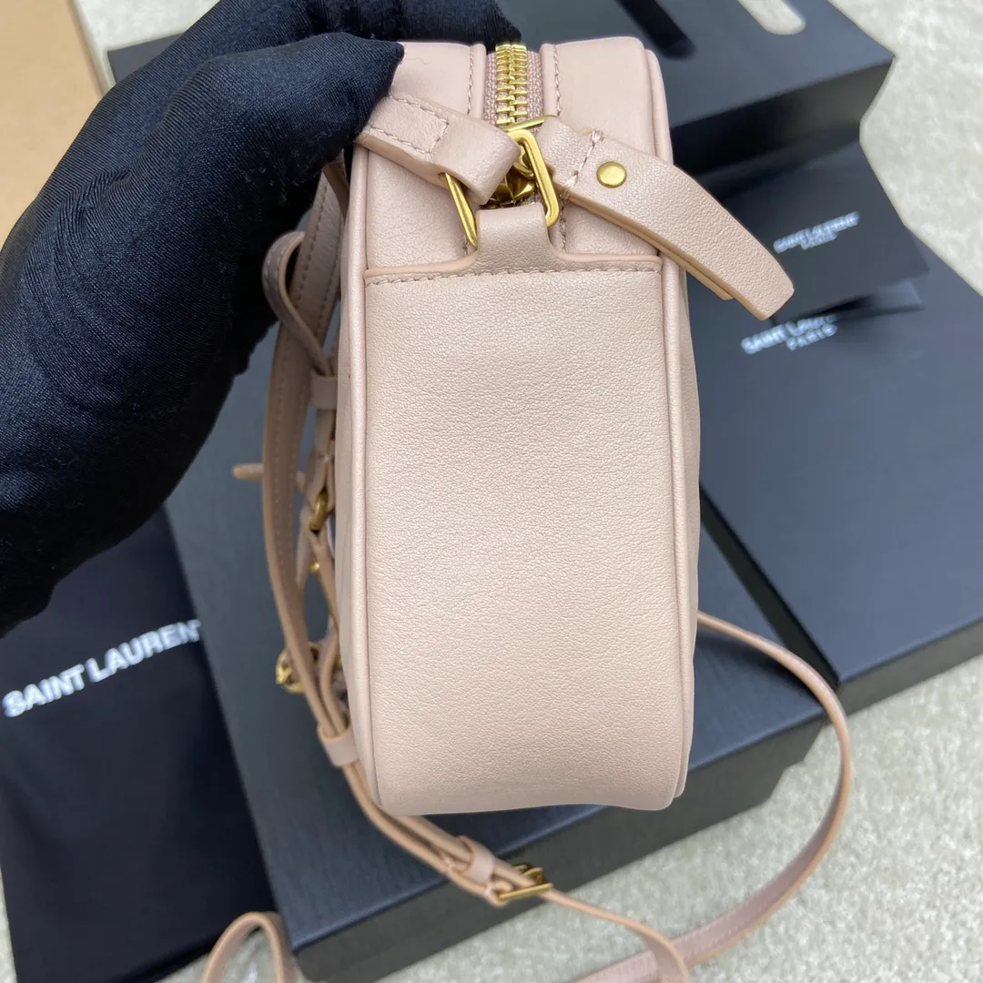 💰1360 pink plain leather/antique gold hardware 🌈LOU BAG popular camera bag from Y family, super lightweight style with amazing capacity👍original ZP leather‼ ️Delicate and high-end, the leather feels super good👍The simple bag body is embellished with Y’s classic logo, the shoulder straps can be adjusted, and the tassel pendant can be removed, making it lightweight and versatile! 20210680 Model: 505730 [original leather] Size: 23*16*6cm