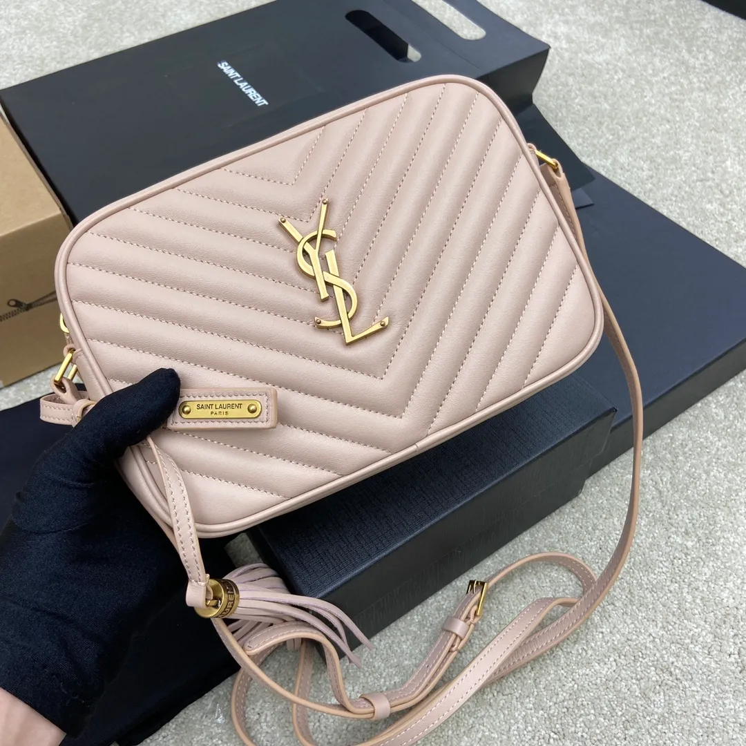 💰1360 pink plain leather/antique gold hardware 🌈LOU BAG popular camera bag from Y family, super lightweight style with amazing capacity👍original ZP leather‼ ️Delicate and high-end, the leather feels super good👍The simple bag body is embellished with Y’s classic logo, the shoulder straps can be adjusted, and the tassel pendant can be removed, making it lightweight and versatile! 20210680 Model: 505730 [original leather] Size: 23*16*6cm