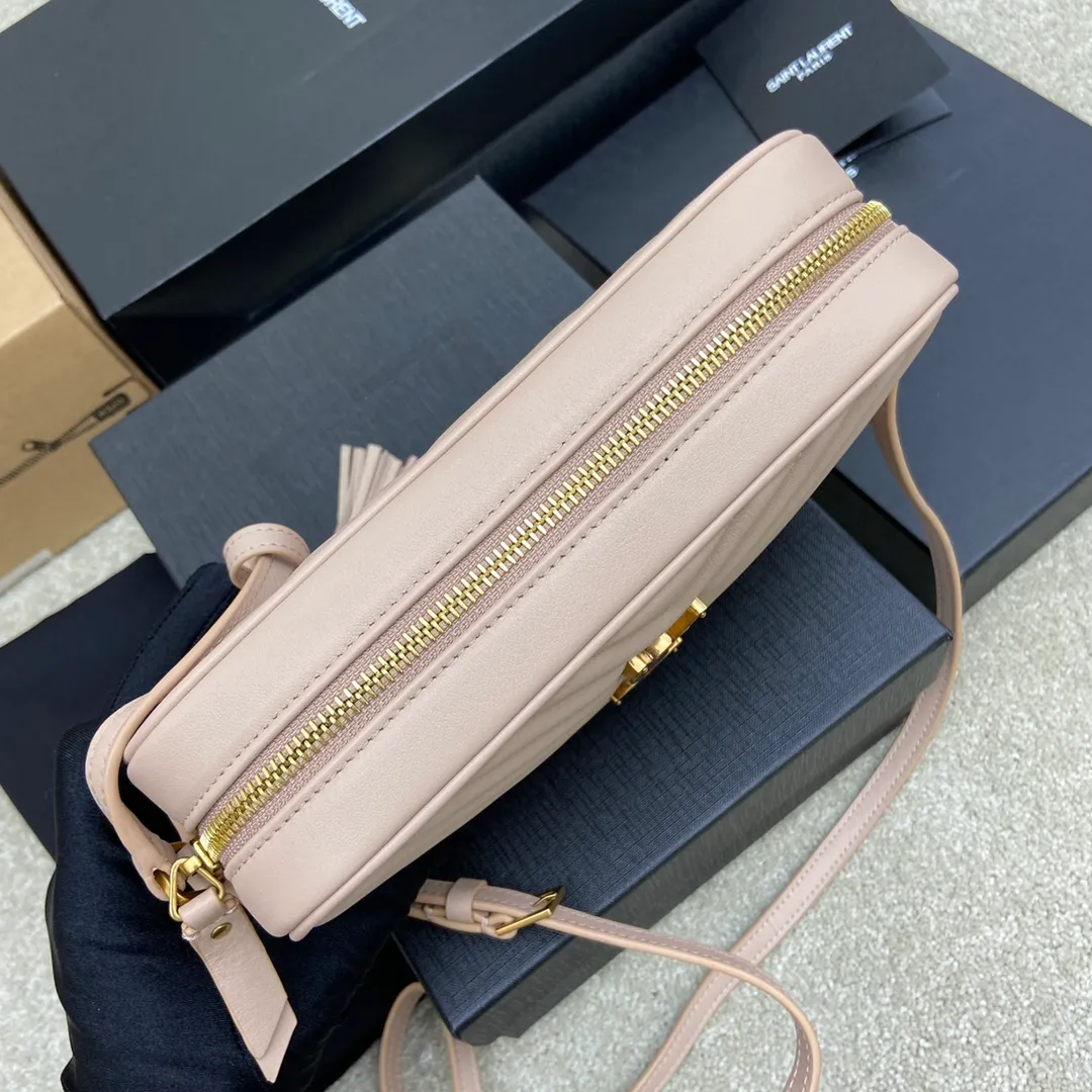💰1360 pink plain leather/antique gold hardware 🌈LOU BAG popular camera bag from Y family, super lightweight style with amazing capacity👍original ZP leather‼ ️Delicate and high-end, the leather feels super good👍The simple bag body is embellished with Y’s classic logo, the shoulder straps can be adjusted, and the tassel pendant can be removed, making it lightweight and versatile! 20210680 Model: 505730 [original leather] Size: 23*16*6cm