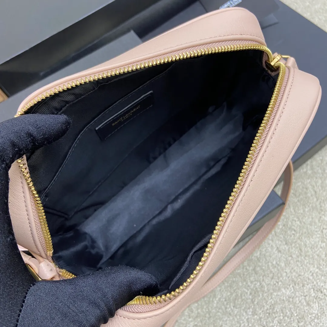 💰1360 pink plain leather/antique gold hardware 🌈LOU BAG popular camera bag from Y family, super lightweight style with amazing capacity👍original ZP leather‼ ️Delicate and high-end, the leather feels super good👍The simple bag body is embellished with Y’s classic logo, the shoulder straps can be adjusted, and the tassel pendant can be removed, making it lightweight and versatile! 20210680 Model: 505730 [original leather] Size: 23*16*6cm