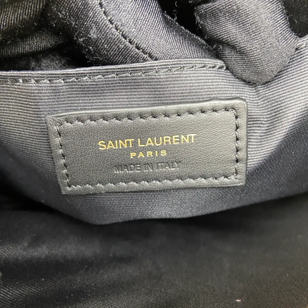 💰1360 pink plain leather/antique gold hardware 🌈LOU BAG popular camera bag from Y family, super lightweight style with amazing capacity👍original ZP leather‼ ️Delicate and high-end, the leather feels super good👍The simple bag body is embellished with Y’s classic logo, the shoulder straps can be adjusted, and the tassel pendant can be removed, making it lightweight and versatile! 20210680 Model: 505730 [original leather] Size: 23*16*6cm