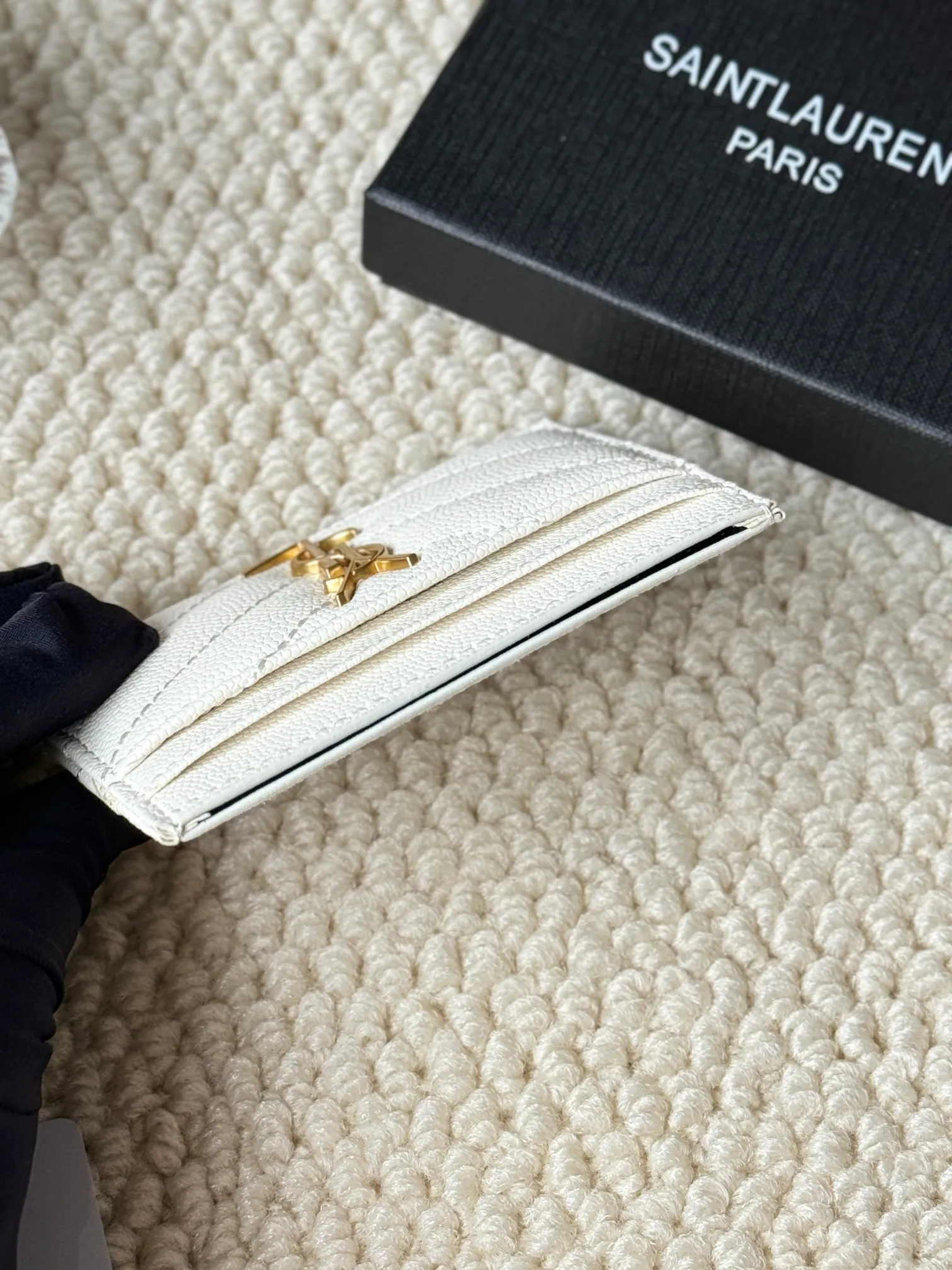 💰100 ysl Yves Saint Laurent's most classic genuine card bag, with sheepskin microfiber lining, jacquard embossed stitching sheepskin credit card holder, metal interlocking YSL logo original single-pair hardware, copied details Style number: 423291 Size: 10.5×7.5×0.5cm