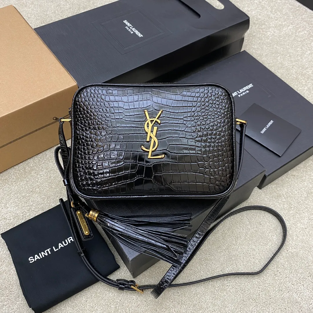Black crocodile pattern/gold 🌈YSL's new LOU crocodile pattern leather camera bag ▪️MONOGRAM A particularly practical shoulder bag to carry when going out in the summer. It is equipped with an adjustable leather shoulder strap, a detachable leather tassel, a zipper decorated with metal plaques and brushed bronze-toned metal hardware. It is personalized and versatile👍20220680 Model: 505730 [original leather] Size: 23x16x6cm