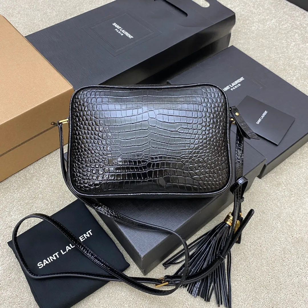 Black crocodile pattern/gold 🌈YSL's new LOU crocodile pattern leather camera bag ▪️MONOGRAM A particularly practical shoulder bag to carry when going out in the summer. It is equipped with an adjustable leather shoulder strap, a detachable leather tassel, a zipper decorated with metal plaques and brushed bronze-toned metal hardware. It is personalized and versatile👍20220680 Model: 505730 [original leather] Size: 23x16x6cm