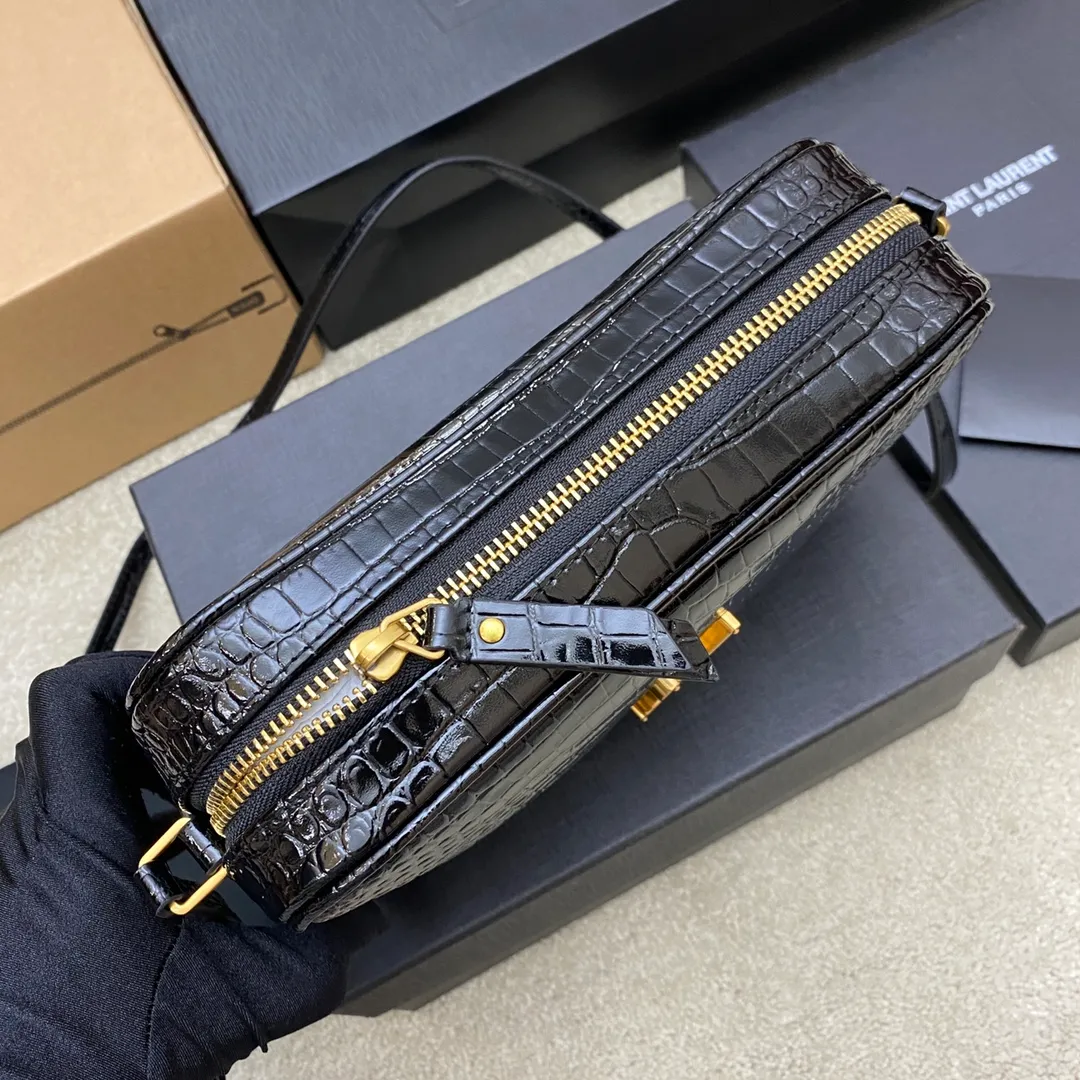 Black crocodile pattern/gold 🌈YSL's new LOU crocodile pattern leather camera bag ▪️MONOGRAM A particularly practical shoulder bag to carry when going out in the summer. It is equipped with an adjustable leather shoulder strap, a detachable leather tassel, a zipper decorated with metal plaques and brushed bronze-toned metal hardware. It is personalized and versatile👍20220680 Model: 505730 [original leather] Size: 23x16x6cm