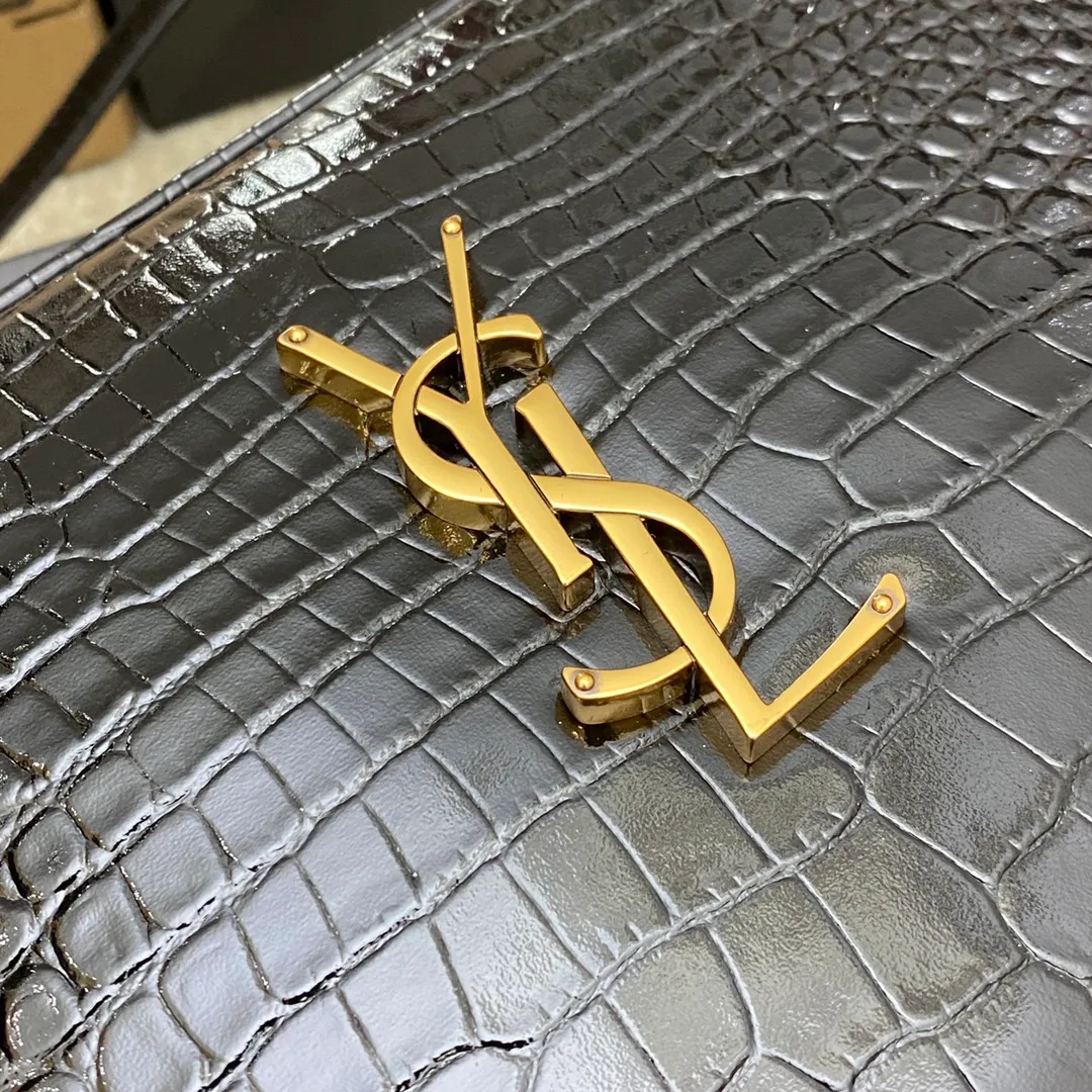 Black crocodile pattern/gold 🌈YSL's new LOU crocodile pattern leather camera bag ▪️MONOGRAM A particularly practical shoulder bag to carry when going out in the summer. It is equipped with an adjustable leather shoulder strap, a detachable leather tassel, a zipper decorated with metal plaques and brushed bronze-toned metal hardware. It is personalized and versatile👍20220680 Model: 505730 [original leather] Size: 23x16x6cm