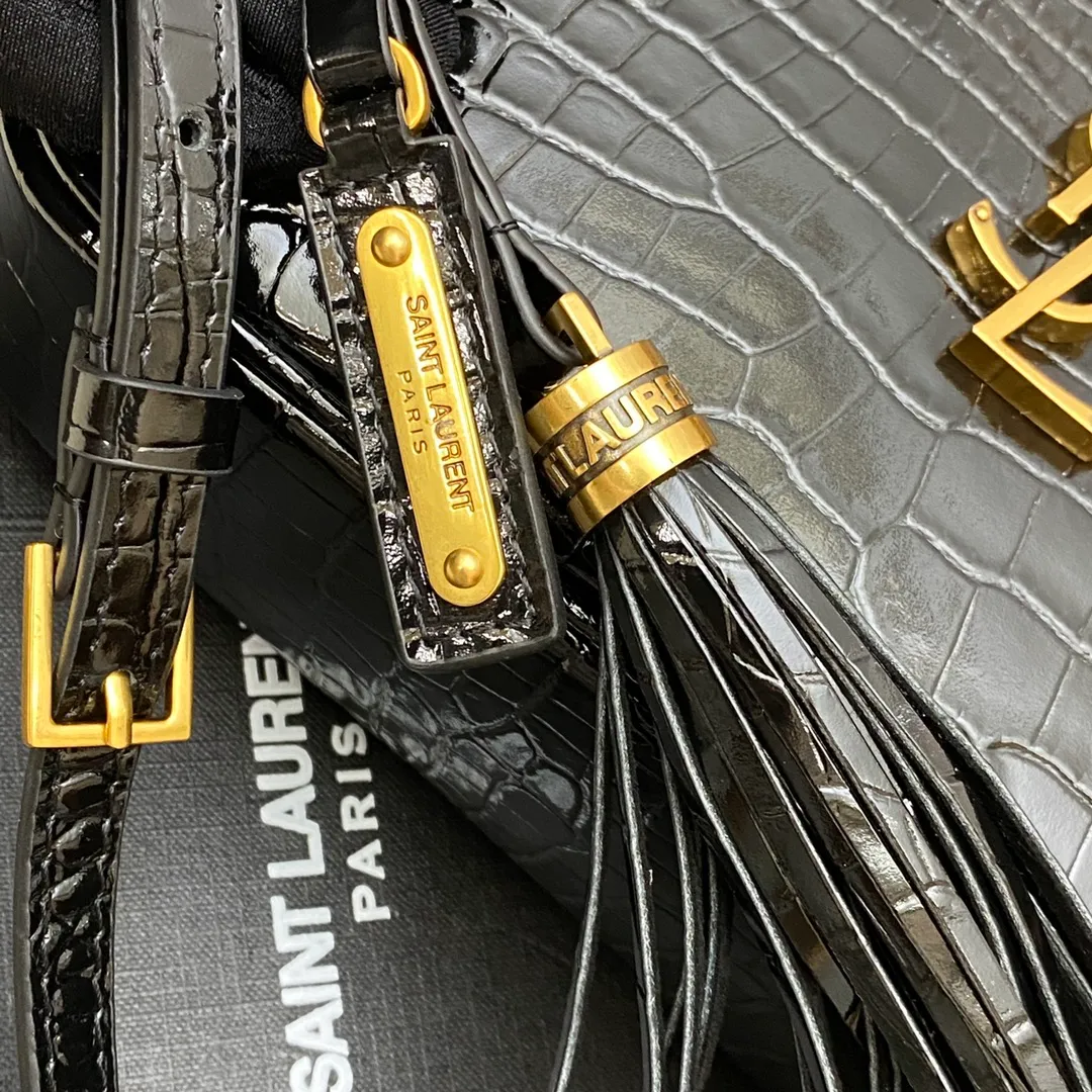 Black crocodile pattern/gold 🌈YSL's new LOU crocodile pattern leather camera bag ▪️MONOGRAM A particularly practical shoulder bag to carry when going out in the summer. It is equipped with an adjustable leather shoulder strap, a detachable leather tassel, a zipper decorated with metal plaques and brushed bronze-toned metal hardware. It is personalized and versatile👍20220680 Model: 505730 [original leather] Size: 23x16x6cm