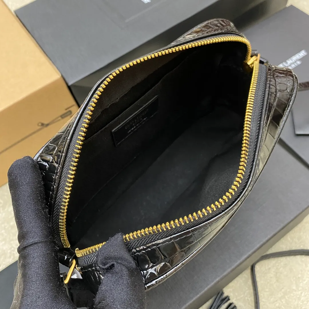 Black crocodile pattern/gold 🌈YSL's new LOU crocodile pattern leather camera bag ▪️MONOGRAM A particularly practical shoulder bag to carry when going out in the summer. It is equipped with an adjustable leather shoulder strap, a detachable leather tassel, a zipper decorated with metal plaques and brushed bronze-toned metal hardware. It is personalized and versatile👍20220680 Model: 505730 [original leather] Size: 23x16x6cm