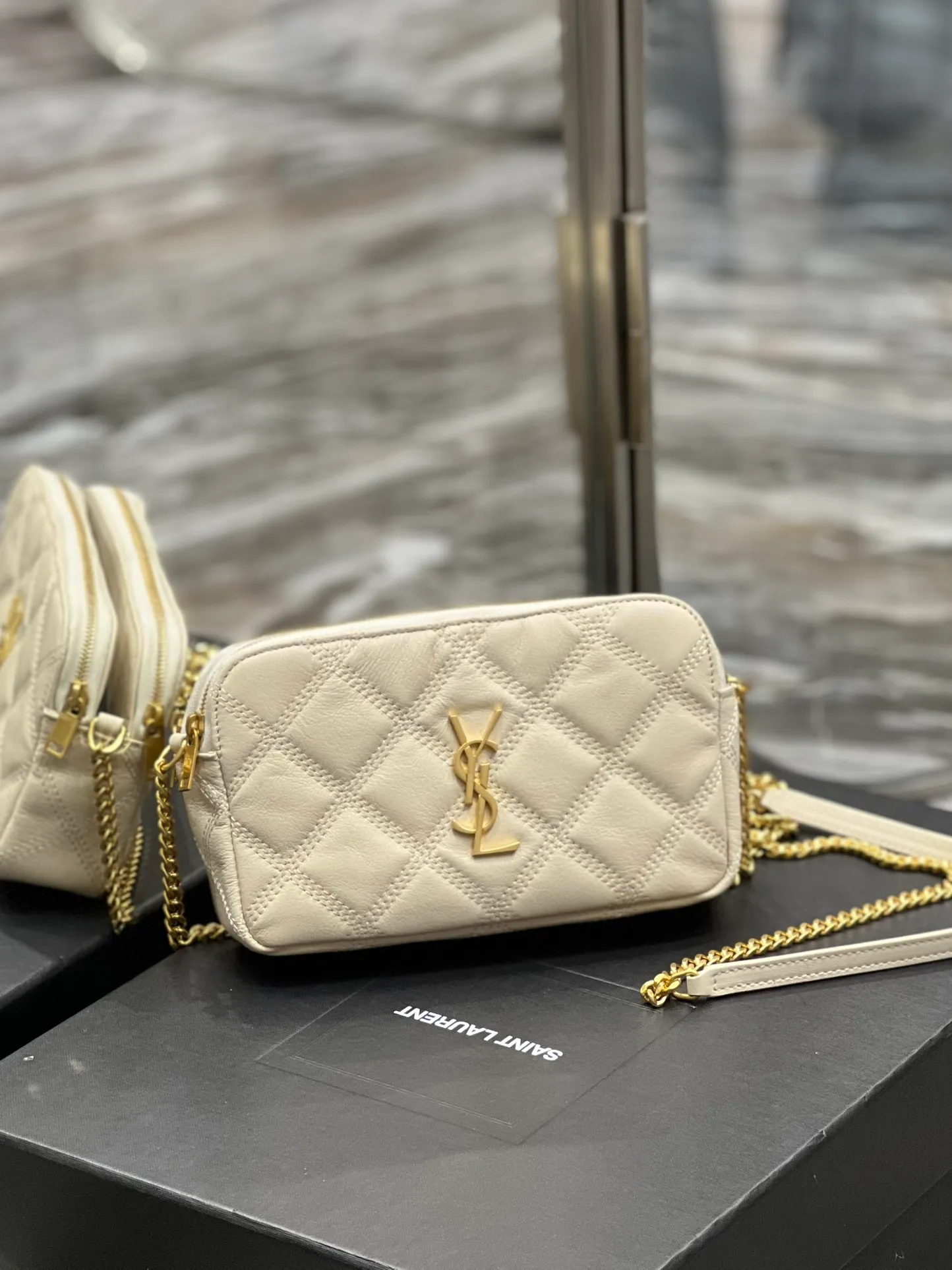 The latest BECKY diamond-shaped quilted double zipper clutch bag in the counter is made of original lambskin with a very delicate feel. It is matched with diamond-shaped quilting patterns and simple iconic logos. It is classic and versatile! The double zipper design is convenient for sorting and storing. The bag is quite light in weight and large enough to accommodate various types of mobile phones. It has 4 card slots inside, one for mobile phones and one for cards and sundries. You don’t even need to buy a card holder to use it and its performance is amazing! p1360 Size: 19x11x5cm Model: 608941