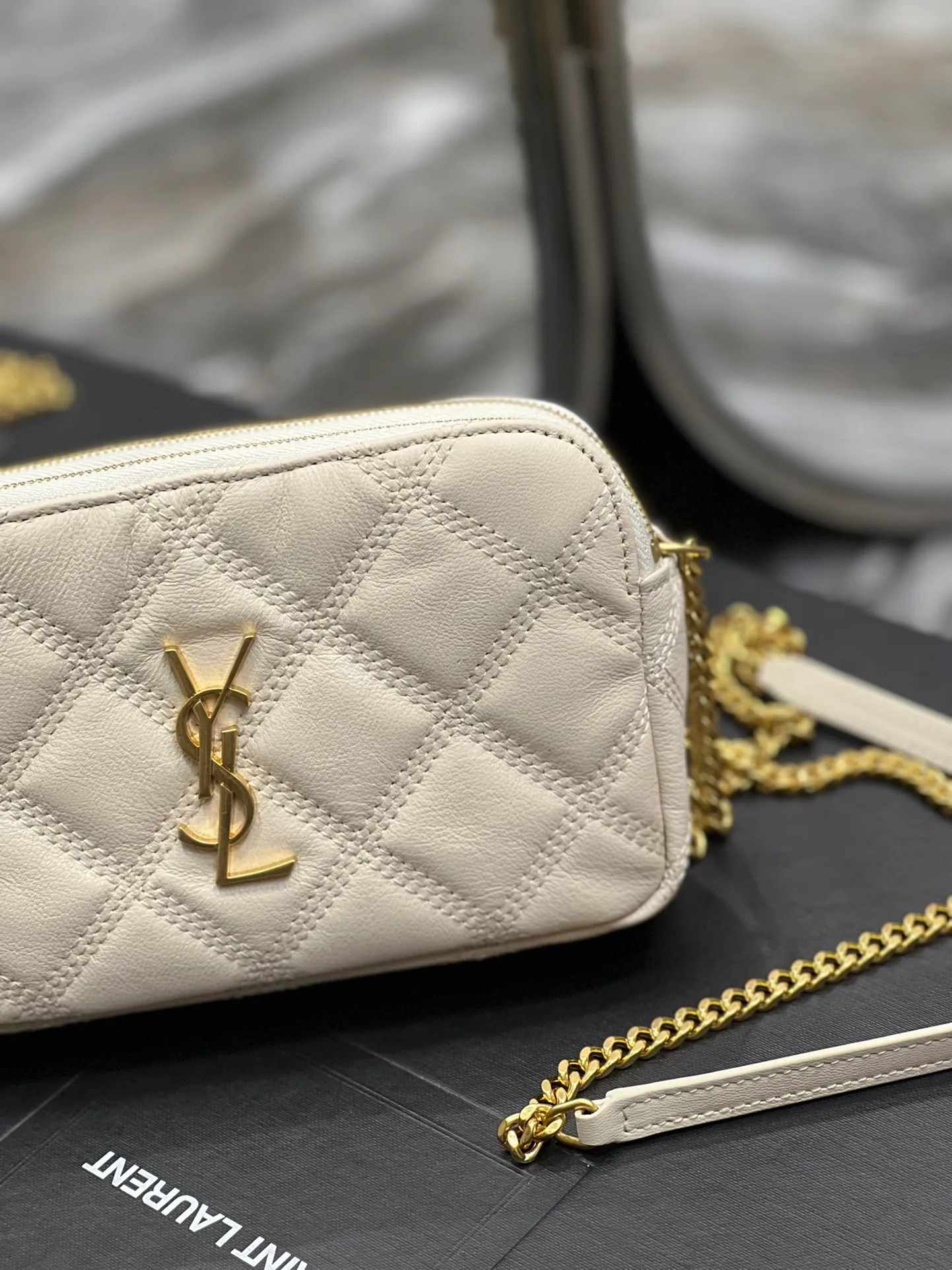 The latest BECKY diamond-shaped quilted double zipper clutch bag in the counter is made of original lambskin with a very delicate feel. It is matched with diamond-shaped quilting patterns and simple iconic logos. It is classic and versatile! The double zipper design is convenient for sorting and storing. The bag is quite light in weight and large enough to accommodate various types of mobile phones. It has 4 card slots inside, one for mobile phones and one for cards and sundries. You don’t even need to buy a card holder to use it and its performance is amazing! p1360 Size: 19x11x5cm Model: 608941