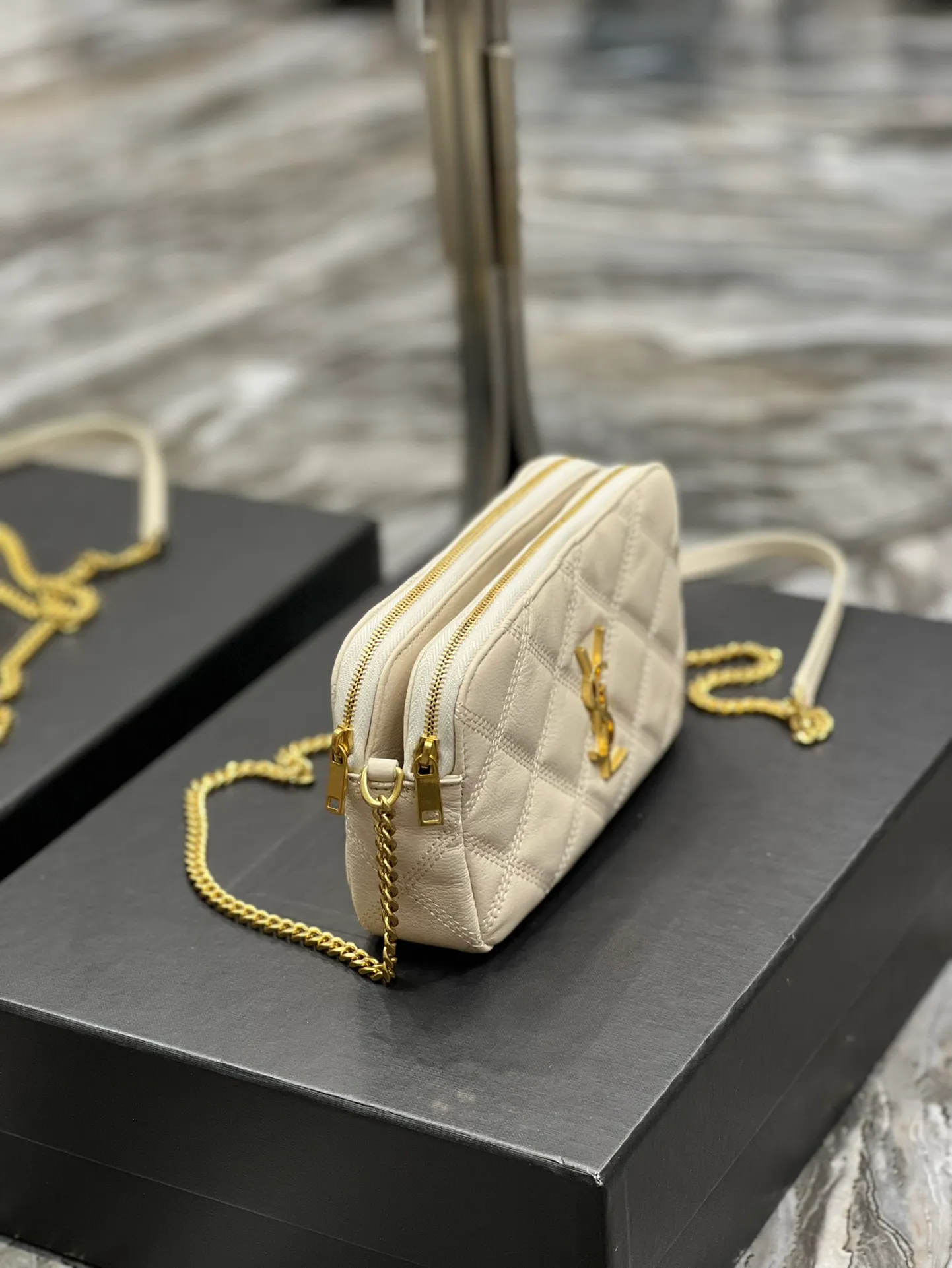 The latest BECKY diamond-shaped quilted double zipper clutch bag in the counter is made of original lambskin with a very delicate feel. It is matched with diamond-shaped quilting patterns and simple iconic logos. It is classic and versatile! The double zipper design is convenient for sorting and storing. The bag is quite light in weight and large enough to accommodate various types of mobile phones. It has 4 card slots inside, one for mobile phones and one for cards and sundries. You don’t even need to buy a card holder to use it and its performance is amazing! p1360 Size: 19x11x5cm Model: 608941