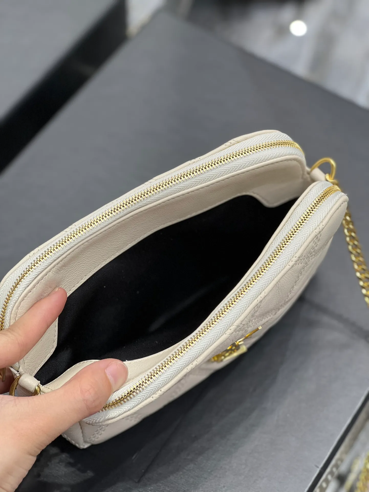 The latest BECKY diamond-shaped quilted double zipper clutch bag in the counter is made of original lambskin with a very delicate feel. It is matched with diamond-shaped quilting patterns and simple iconic logos. It is classic and versatile! The double zipper design is convenient for sorting and storing. The bag is quite light in weight and large enough to accommodate various types of mobile phones. It has 4 card slots inside, one for mobile phones and one for cards and sundries. You don’t even need to buy a card holder to use it and its performance is amazing! p1360 Size: 19x11x5cm Model: 608941