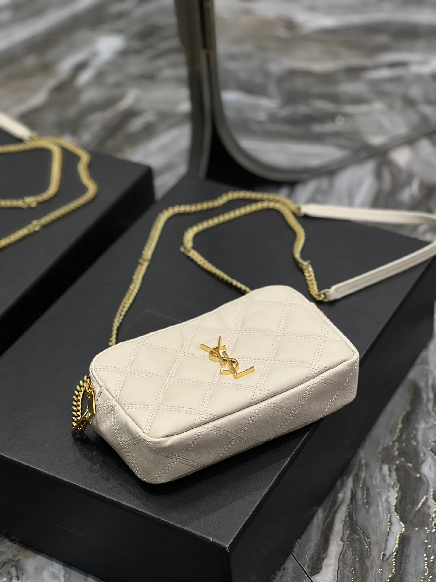 The latest BECKY diamond-shaped quilted double zipper clutch bag in the counter is made of original lambskin with a very delicate feel. It is matched with diamond-shaped quilting patterns and simple iconic logos. It is classic and versatile! The double zipper design is convenient for sorting and storing. The bag is quite light in weight and large enough to accommodate various types of mobile phones. It has 4 card slots inside, one for mobile phones and one for cards and sundries. You don’t even need to buy a card holder to use it and its performance is amazing! p1360 Size: 19x11x5cm Model: 608941