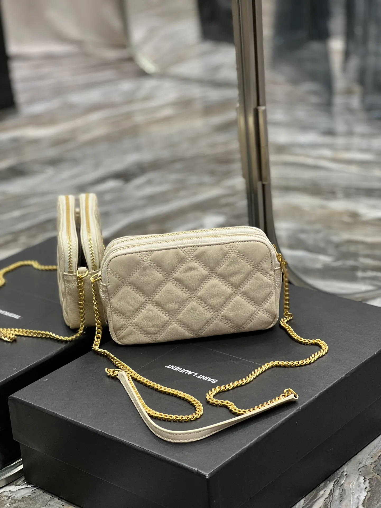 The latest BECKY diamond-shaped quilted double zipper clutch bag in the counter is made of original lambskin with a very delicate feel. It is matched with diamond-shaped quilting patterns and simple iconic logos. It is classic and versatile! The double zipper design is convenient for sorting and storing. The bag is quite light in weight and large enough to accommodate various types of mobile phones. It has 4 card slots inside, one for mobile phones and one for cards and sundries. You don’t even need to buy a card holder to use it and its performance is amazing! p1360 Size: 19x11x5cm Model: 608941