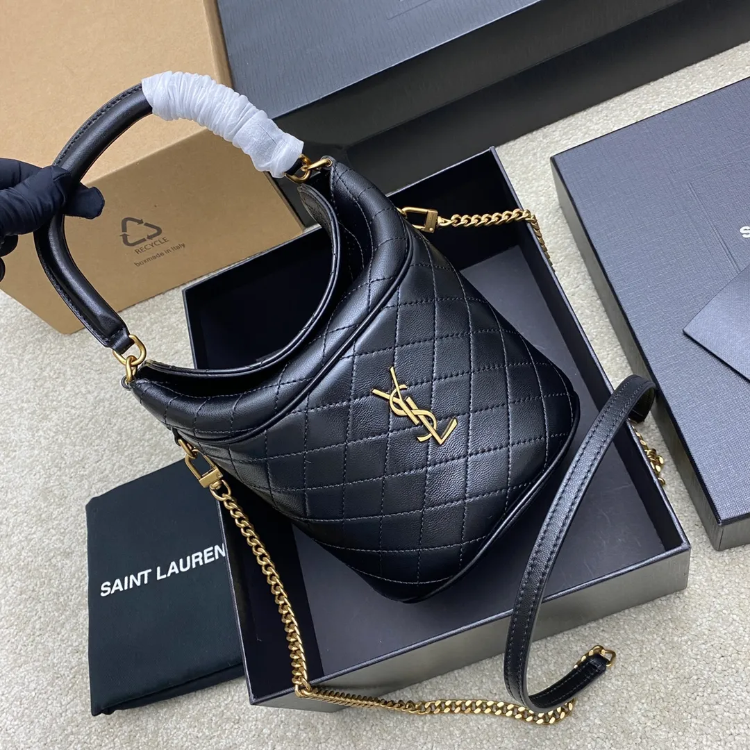 💰1500 black sheepskin/gold 🌈YSL Gaby series new bucket bag👑all sheepskin material👍super exquisite and cute😘and very light top flip design, higher privacy and security, top handle and detachable chain shoulder strap, can be carried in more ways, suitable for different occasions, so beautiful👍20240750 Model: 763971 [original leather] Size: 19x17x15cm