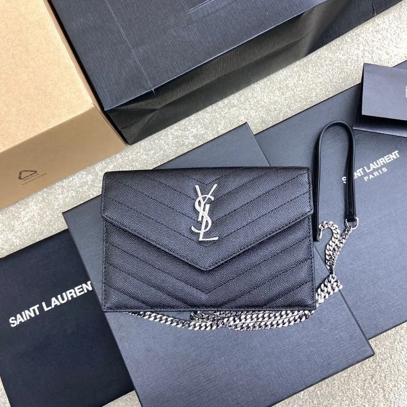 Black ball leather/white steel 🌈woc small envelope bag original leather version👍 Speaking of envelope bags, this one from the Y family must have a name! The entire bag is made of original caviar cowhide, with a three-dimensional shape and a comfortable feel! The detachable shoulder strap design enriches the versatility of the bag. The shoulder strap can be removed and used directly as a handbag & evening bag. It has multiple built-in card slots, which is extremely practical. You can bring your mobile phone and cards with you when you go out, and it can take you around the world easily‼ ️20210550 Model: 441974 [original leather] Size: 19*11.5*4cm