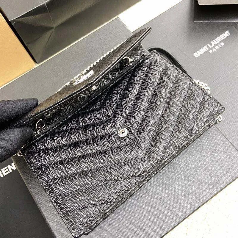 Black ball leather/white steel 🌈woc small envelope bag original leather version👍 Speaking of envelope bags, this one from the Y family must have a name! The entire bag is made of original caviar cowhide, with a three-dimensional shape and a comfortable feel! The detachable shoulder strap design enriches the versatility of the bag. The shoulder strap can be removed and used directly as a handbag & evening bag. It has multiple built-in card slots, which is extremely practical. You can bring your mobile phone and cards with you when you go out, and it can take you around the world easily‼ ️20210550 Model: 441974 [original leather] Size: 19*11.5*4cm