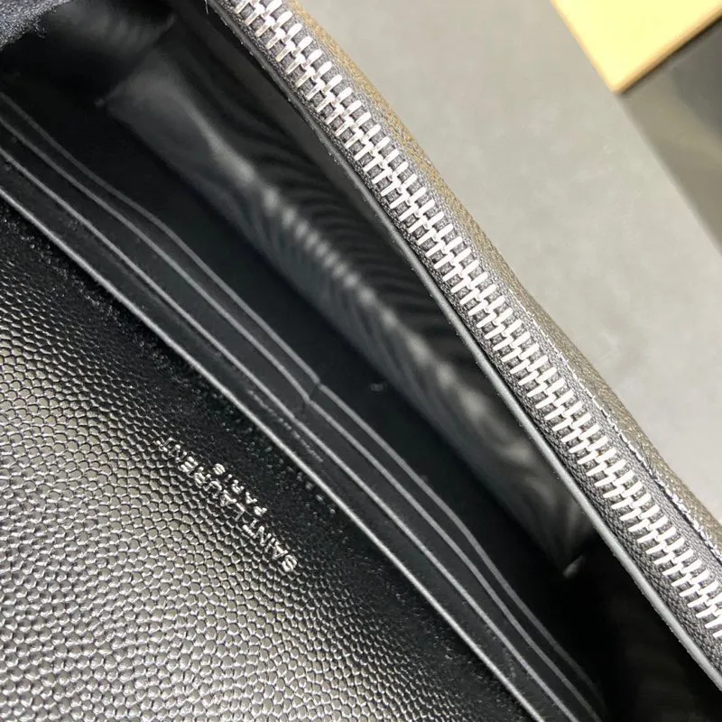 Black ball leather/white steel 🌈woc small envelope bag original leather version👍 Speaking of envelope bags, this one from the Y family must have a name! The entire bag is made of original caviar cowhide, with a three-dimensional shape and a comfortable feel! The detachable shoulder strap design enriches the versatility of the bag. The shoulder strap can be removed and used directly as a handbag & evening bag. It has multiple built-in card slots, which is extremely practical. You can bring your mobile phone and cards with you when you go out, and it can take you around the world easily‼ ️20210550 Model: 441974 [original leather] Size: 19*11.5*4cm