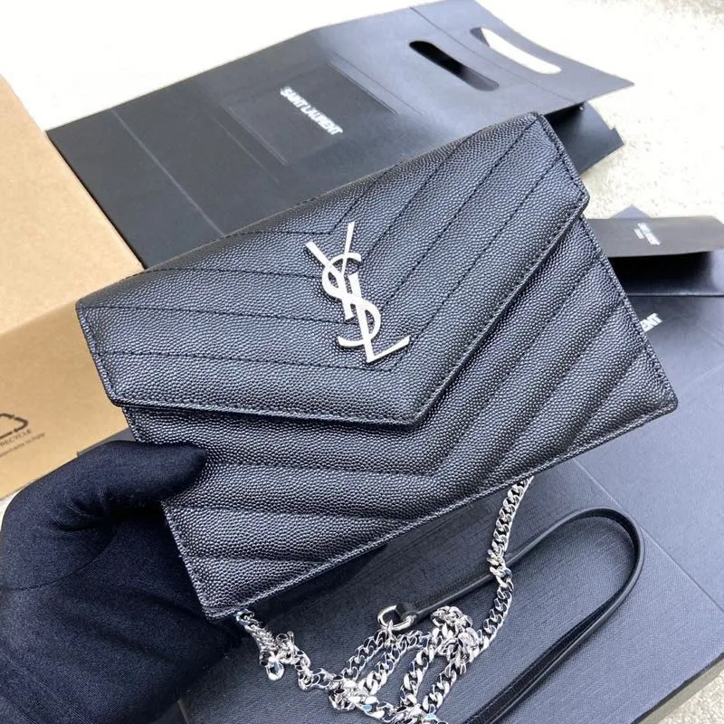 Black ball leather/white steel 🌈woc small envelope bag original leather version👍 Speaking of envelope bags, this one from the Y family must have a name! The entire bag is made of original caviar cowhide, with a three-dimensional shape and a comfortable feel! The detachable shoulder strap design enriches the versatility of the bag. The shoulder strap can be removed and used directly as a handbag & evening bag. It has multiple built-in card slots, which is extremely practical. You can bring your mobile phone and cards with you when you go out, and it can take you around the world easily‼ ️20210550 Model: 441974 [original leather] Size: 19*11.5*4cm