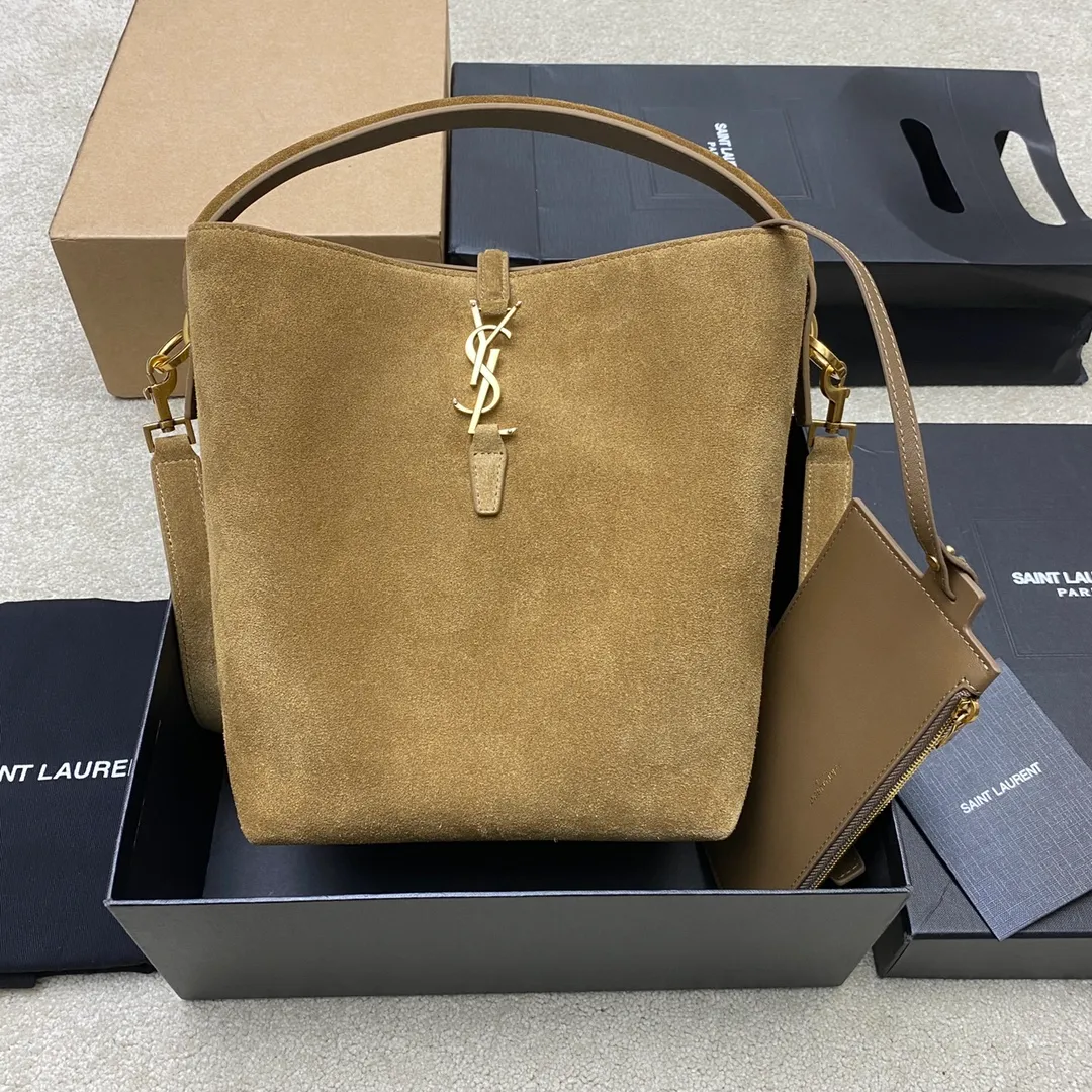 💰1960 Gold Leaf Brown/Ancient Gold 🌈LE 5À7 series new large and super good-looking bucket bag with handle_New bag type, made of Italian calfskin, the bag has a simple and three-dimensional outline, looks stiff but not too sharp, with a metal foot nail at the bottom, and a plug-in buckle with a classic iconic metal logo, giving the overall look a unique temperament that is both classic and elegant, yet very fashionable and modern! 20240990 Model: 742828 [original leather] Size: 25×20×12cm