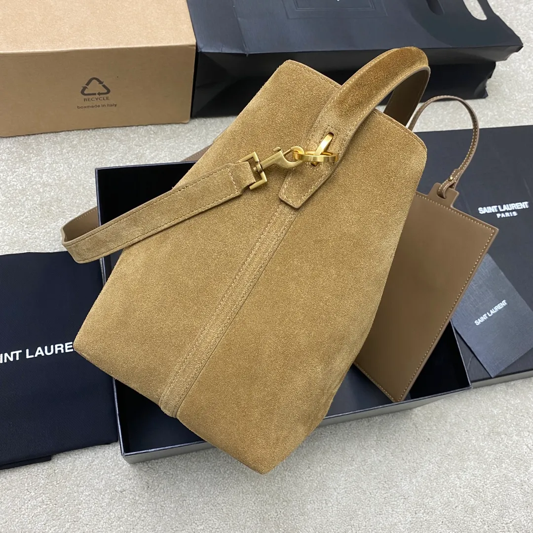 💰1960 Gold Leaf Brown/Ancient Gold 🌈LE 5À7 series new large and super good-looking bucket bag with handle_New bag type, made of Italian calfskin, the bag has a simple and three-dimensional outline, looks stiff but not too sharp, with a metal foot nail at the bottom, and a plug-in buckle with a classic iconic metal logo, giving the overall look a unique temperament that is both classic and elegant, yet very fashionable and modern! 20240990 Model: 742828 [original leather] Size: 25×20×12cm