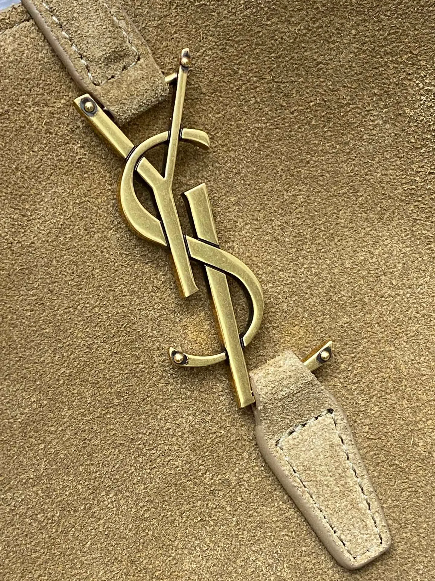 💰1960 Gold Leaf Brown/Ancient Gold 🌈LE 5À7 series new large and super good-looking bucket bag with handle_New bag type, made of Italian calfskin, the bag has a simple and three-dimensional outline, looks stiff but not too sharp, with a metal foot nail at the bottom, and a plug-in buckle with a classic iconic metal logo, giving the overall look a unique temperament that is both classic and elegant, yet very fashionable and modern! 20240990 Model: 742828 [original leather] Size: 25×20×12cm