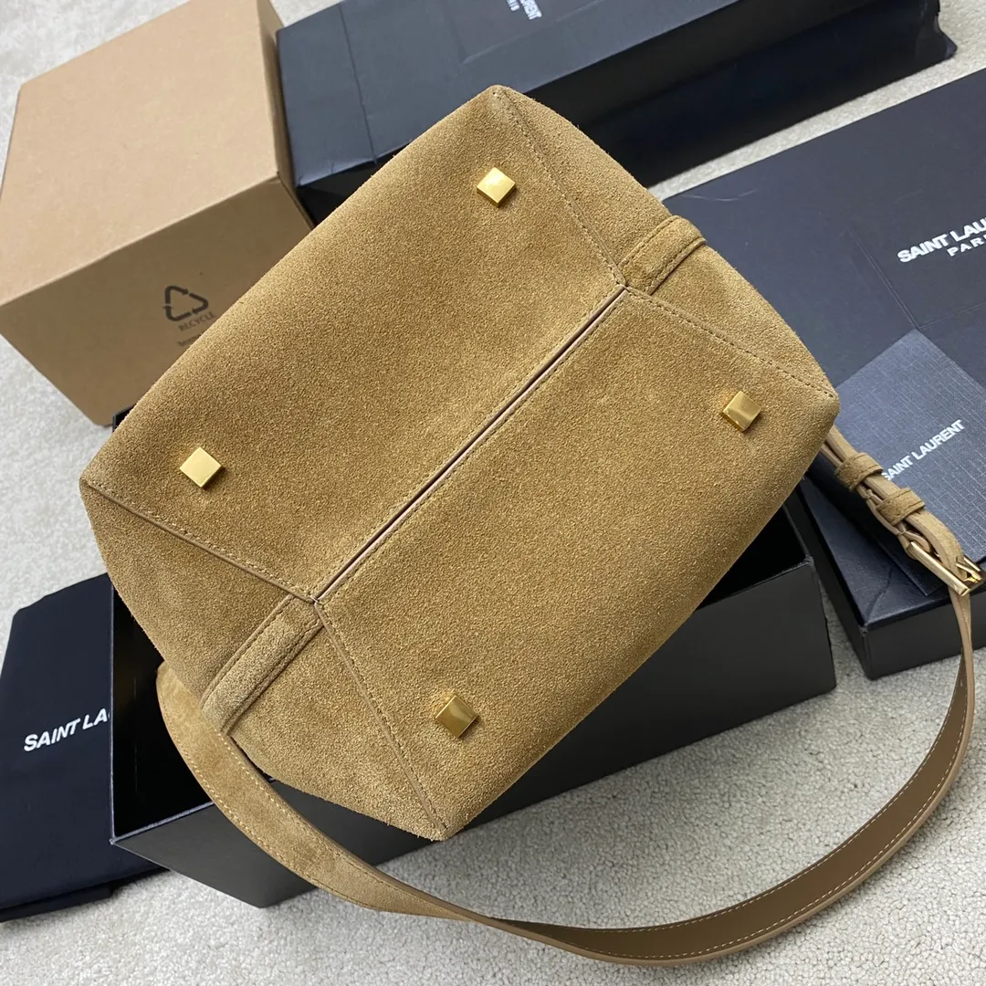 💰1960 Gold Leaf Brown/Ancient Gold 🌈LE 5À7 series new large and super good-looking bucket bag with handle_New bag type, made of Italian calfskin, the bag has a simple and three-dimensional outline, looks stiff but not too sharp, with a metal foot nail at the bottom, and a plug-in buckle with a classic iconic metal logo, giving the overall look a unique temperament that is both classic and elegant, yet very fashionable and modern! 20240990 Model: 742828 [original leather] Size: 25×20×12cm