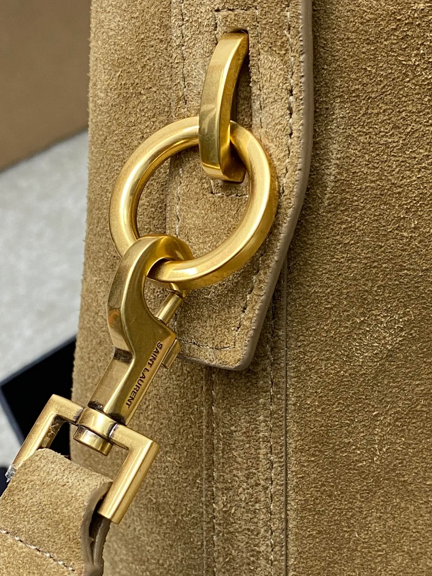 💰1960 Gold Leaf Brown/Ancient Gold 🌈LE 5À7 series new large and super good-looking bucket bag with handle_New bag type, made of Italian calfskin, the bag has a simple and three-dimensional outline, looks stiff but not too sharp, with a metal foot nail at the bottom, and a plug-in buckle with a classic iconic metal logo, giving the overall look a unique temperament that is both classic and elegant, yet very fashionable and modern! 20240990 Model: 742828 [original leather] Size: 25×20×12cm