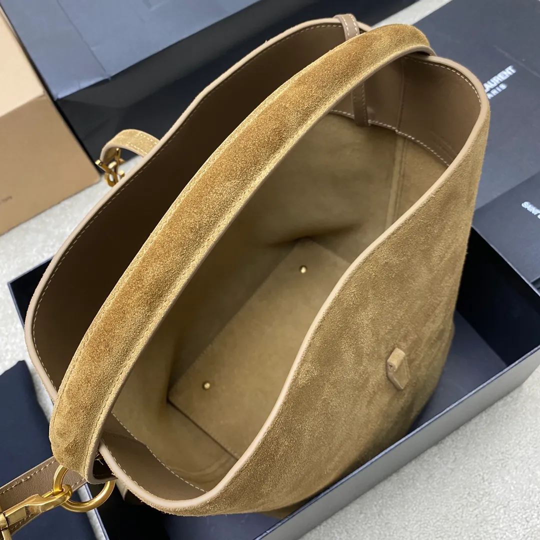 💰1960 Gold Leaf Brown/Ancient Gold 🌈LE 5À7 series new large and super good-looking bucket bag with handle_New bag type, made of Italian calfskin, the bag has a simple and three-dimensional outline, looks stiff but not too sharp, with a metal foot nail at the bottom, and a plug-in buckle with a classic iconic metal logo, giving the overall look a unique temperament that is both classic and elegant, yet very fashionable and modern! 20240990 Model: 742828 [original leather] Size: 25×20×12cm