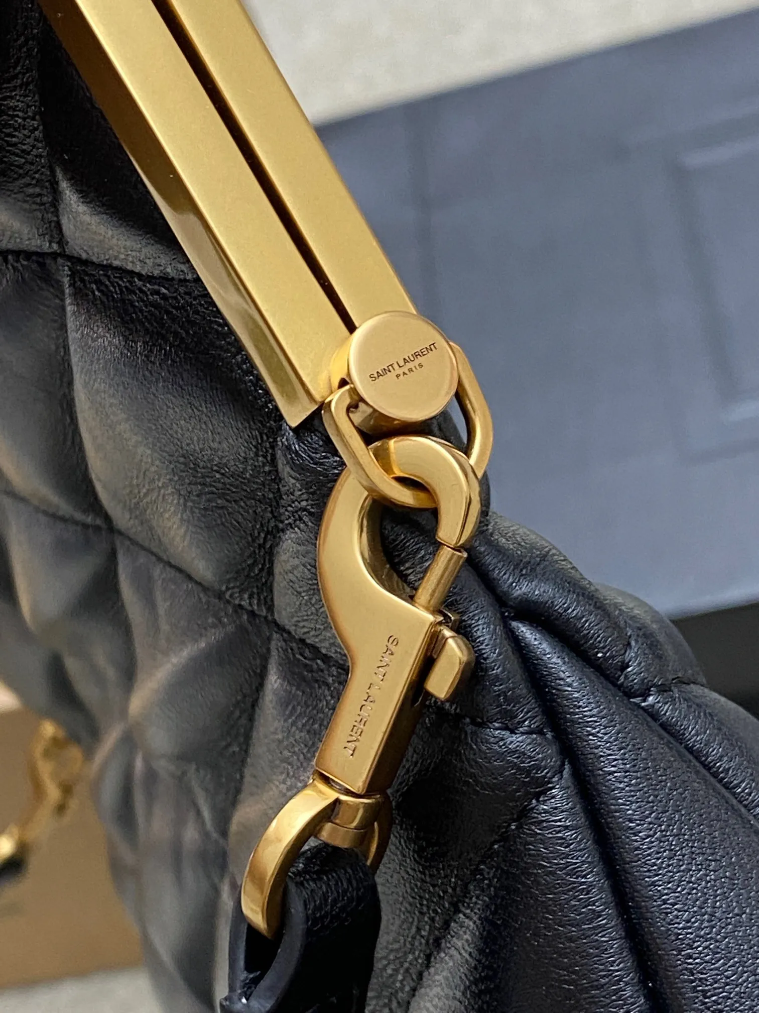 💰1900 black sheepskin/antique gold 🌈2013 new sheepskin metal flap bag, new sheepskin quilted bag full of retro design, two-way zipper F R A M E handbag, with diamond quilting and metal Le CASSANDRE! Features chain top handles, fold-down top and detachable shoulder strap! Sheepskin texture, delicate feel, full of high-end feel! 20230950 Style number: 754001 [original leather] Size: 26x26.5x5