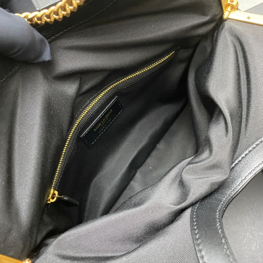 💰1900 black sheepskin/antique gold 🌈2013 new sheepskin metal flap bag, new sheepskin quilted bag full of retro design, two-way zipper F R A M E handbag, with diamond quilting and metal Le CASSANDRE! Features chain top handles, fold-down top and detachable shoulder strap! Sheepskin texture, delicate feel, full of high-end feel! 20230950 Style number: 754001 [original leather] Size: 26x26.5x5