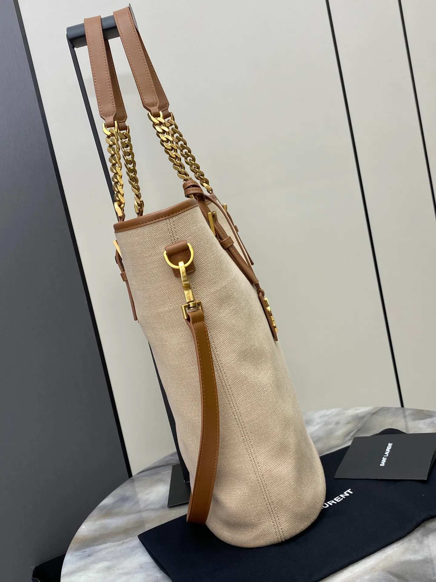 💰1760 Canvas Brown/Antique Gold 🌈Y’s latest canvas tote bag, made of brown cowhide + canvas with iconic logo, simple yet elegant style! It can be formal or casual👑The capacity is very considerable and can easily accommodate a laptop and daily needs. The leather handle and long shoulder strap allow for a variety of carrying methods, which is very practical😎20240880 Model: 781302 [Original leather] Size: 36x15x38cm [Only one size without packaging]