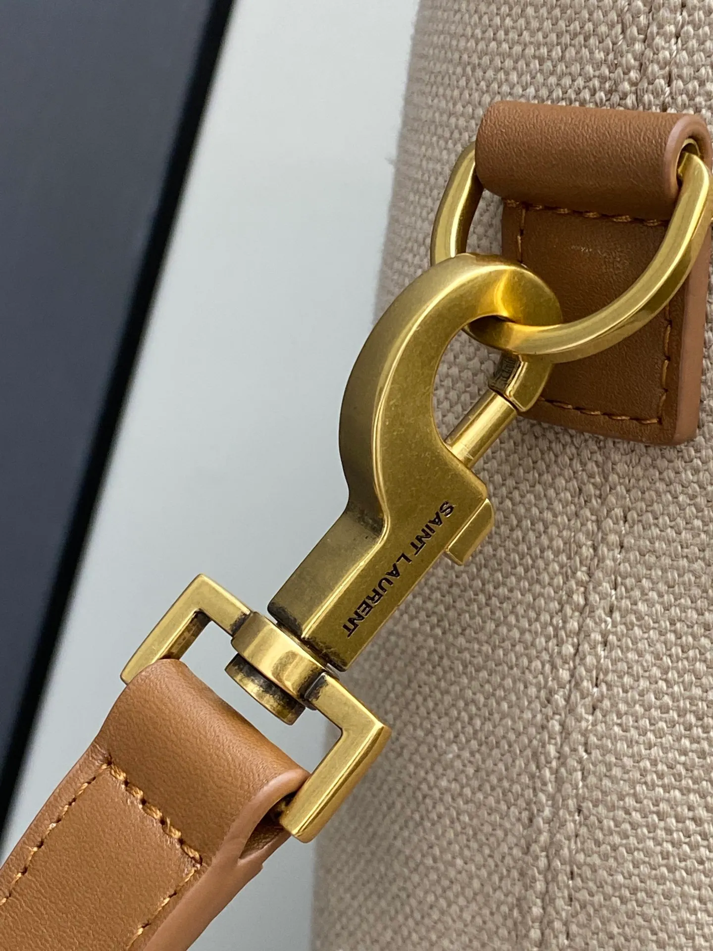 💰1760 Canvas Brown/Antique Gold 🌈Y’s latest canvas tote bag, made of brown cowhide + canvas with iconic logo, simple yet elegant style! It can be formal or casual👑The capacity is very considerable and can easily accommodate a laptop and daily needs. The leather handle and long shoulder strap allow for a variety of carrying methods, which is very practical😎20240880 Model: 781302 [Original leather] Size: 36x15x38cm [Only one size without packaging]