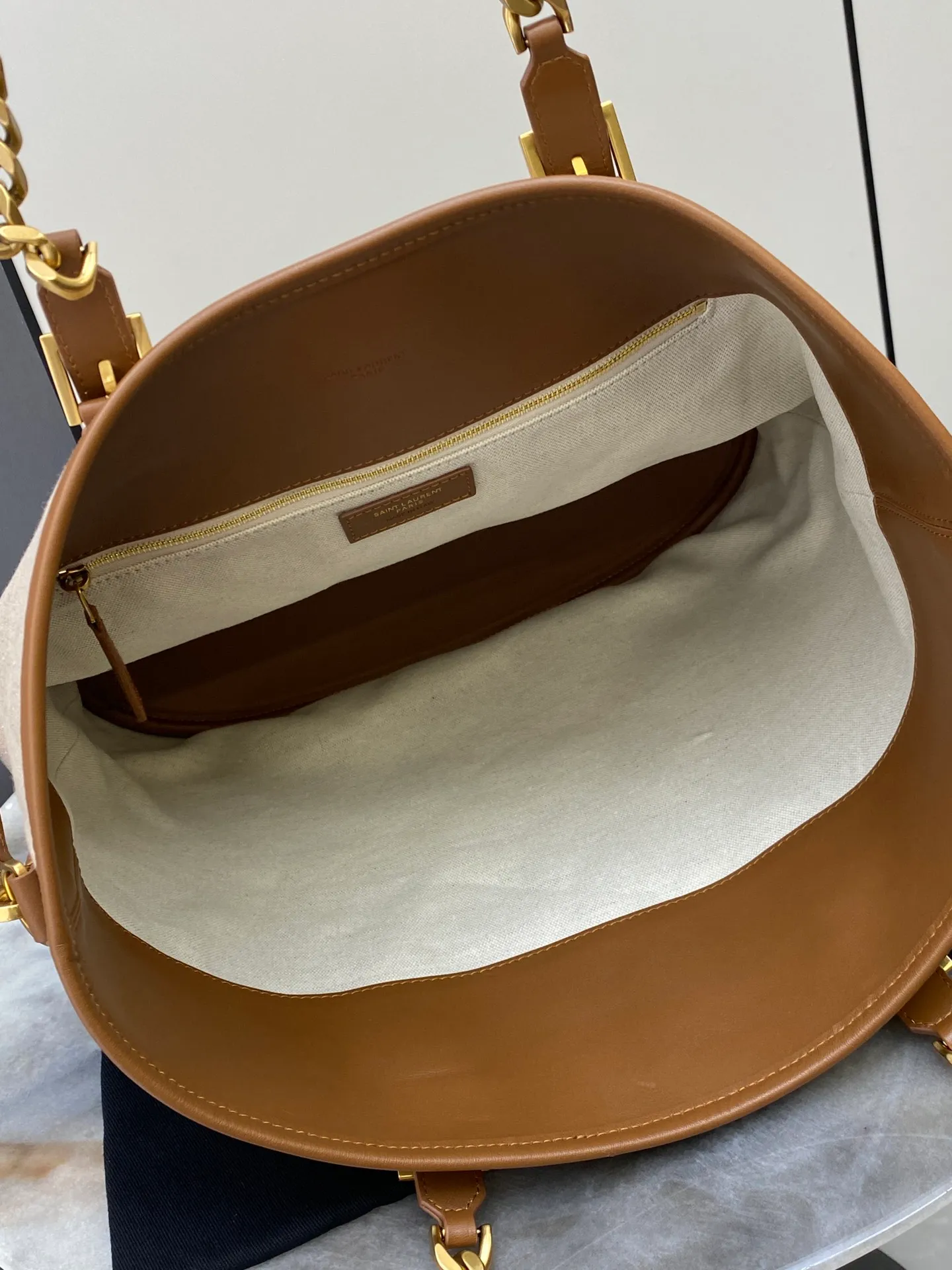 💰1760 Canvas Brown/Antique Gold 🌈Y’s latest canvas tote bag, made of brown cowhide + canvas with iconic logo, simple yet elegant style! It can be formal or casual👑The capacity is very considerable and can easily accommodate a laptop and daily needs. The leather handle and long shoulder strap allow for a variety of carrying methods, which is very practical😎20240880 Model: 781302 [Original leather] Size: 36x15x38cm [Only one size without packaging]