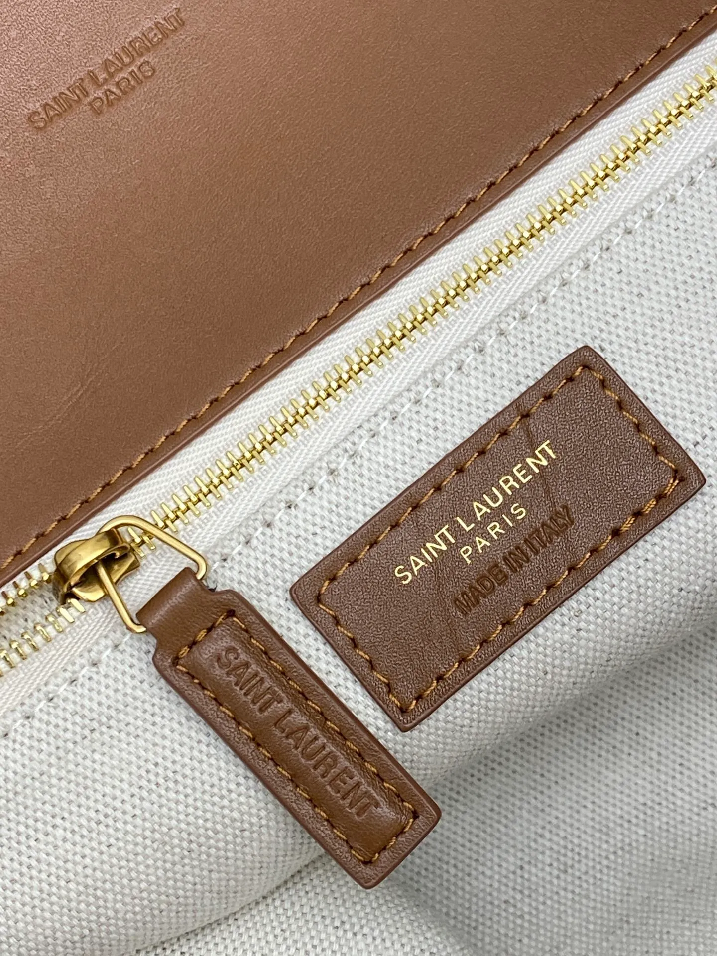 💰1760 Canvas Brown/Antique Gold 🌈Y’s latest canvas tote bag, made of brown cowhide + canvas with iconic logo, simple yet elegant style! It can be formal or casual👑The capacity is very considerable and can easily accommodate a laptop and daily needs. The leather handle and long shoulder strap allow for a variety of carrying methods, which is very practical😎20240880 Model: 781302 [Original leather] Size: 36x15x38cm [Only one size without packaging]