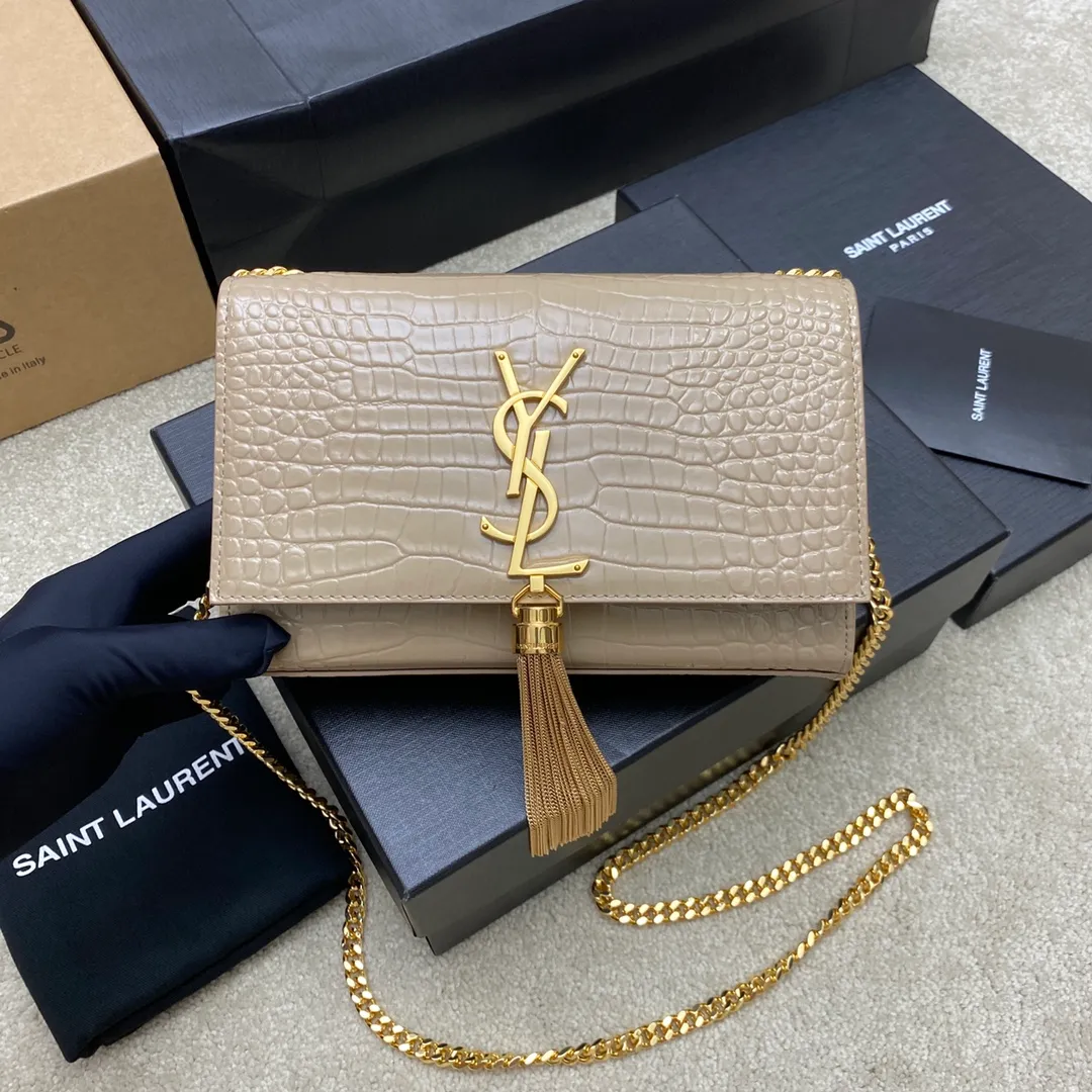 💰1260 Milk Tea Crocodile/Gold 🌈𝑲𝒂𝒕𝒆 KATE～South African leather, the original leather version of the classic crossbody chain bag is newly available! Made of the highest grade original cowhide, it feels as delicate and smooth as touching the skin; the original mold is made to customize high-quality hardware; there is a compartment card holder inside the bag for easy storage of cards, but there are no extra compartments, so you can use it as you like! Flawless workmanship, absolutely comparable to the original product! 20230630 Model: 377628 [original leather] Size: 20x12x5cm