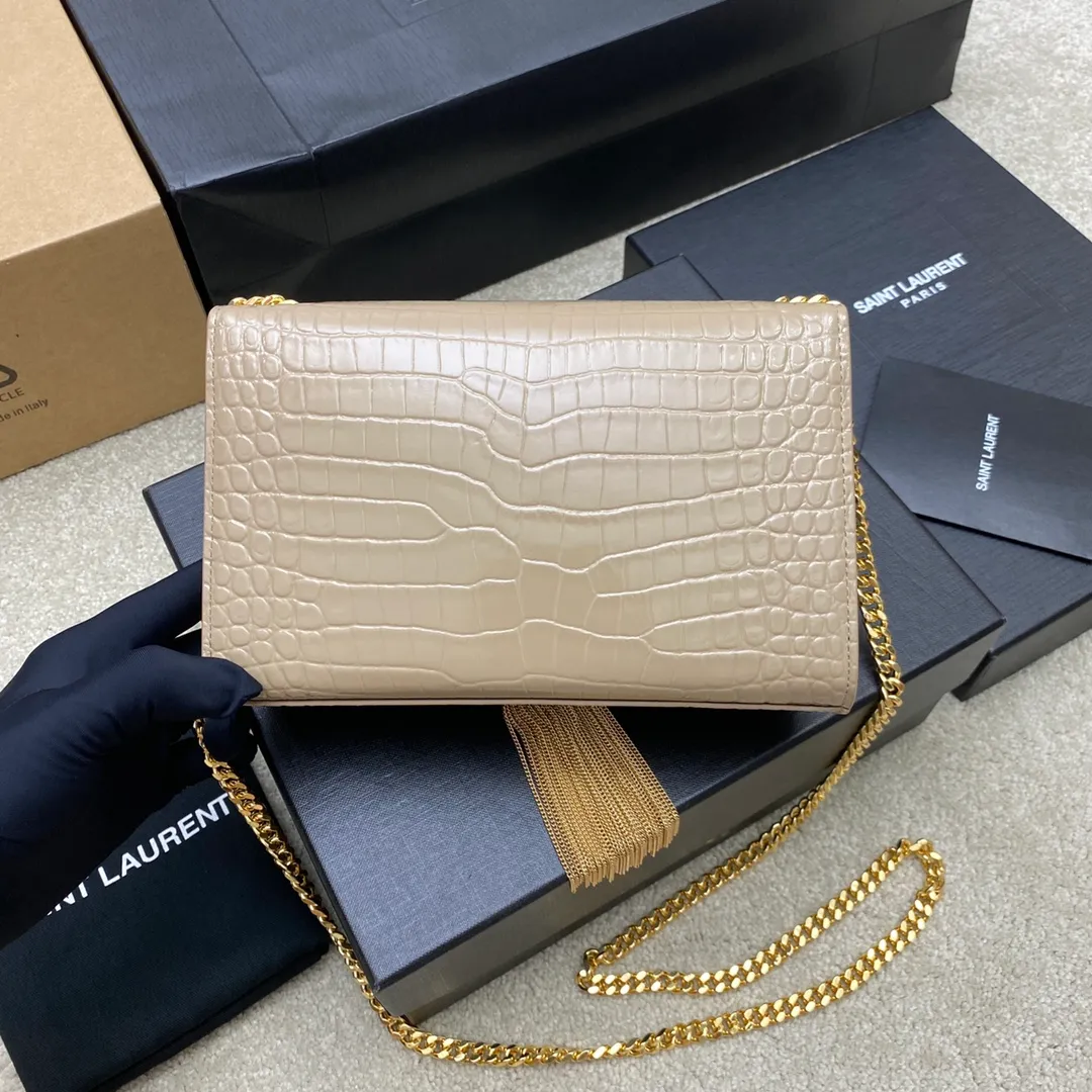 💰1260 Milk Tea Crocodile/Gold 🌈𝑲𝒂𝒕𝒆 KATE～South African leather, the original leather version of the classic crossbody chain bag is newly available! Made of the highest grade original cowhide, it feels as delicate and smooth as touching the skin; the original mold is made to customize high-quality hardware; there is a compartment card holder inside the bag for easy storage of cards, but there are no extra compartments, so you can use it as you like! Flawless workmanship, absolutely comparable to the original product! 20230630 Model: 377628 [original leather] Size: 20x12x5cm