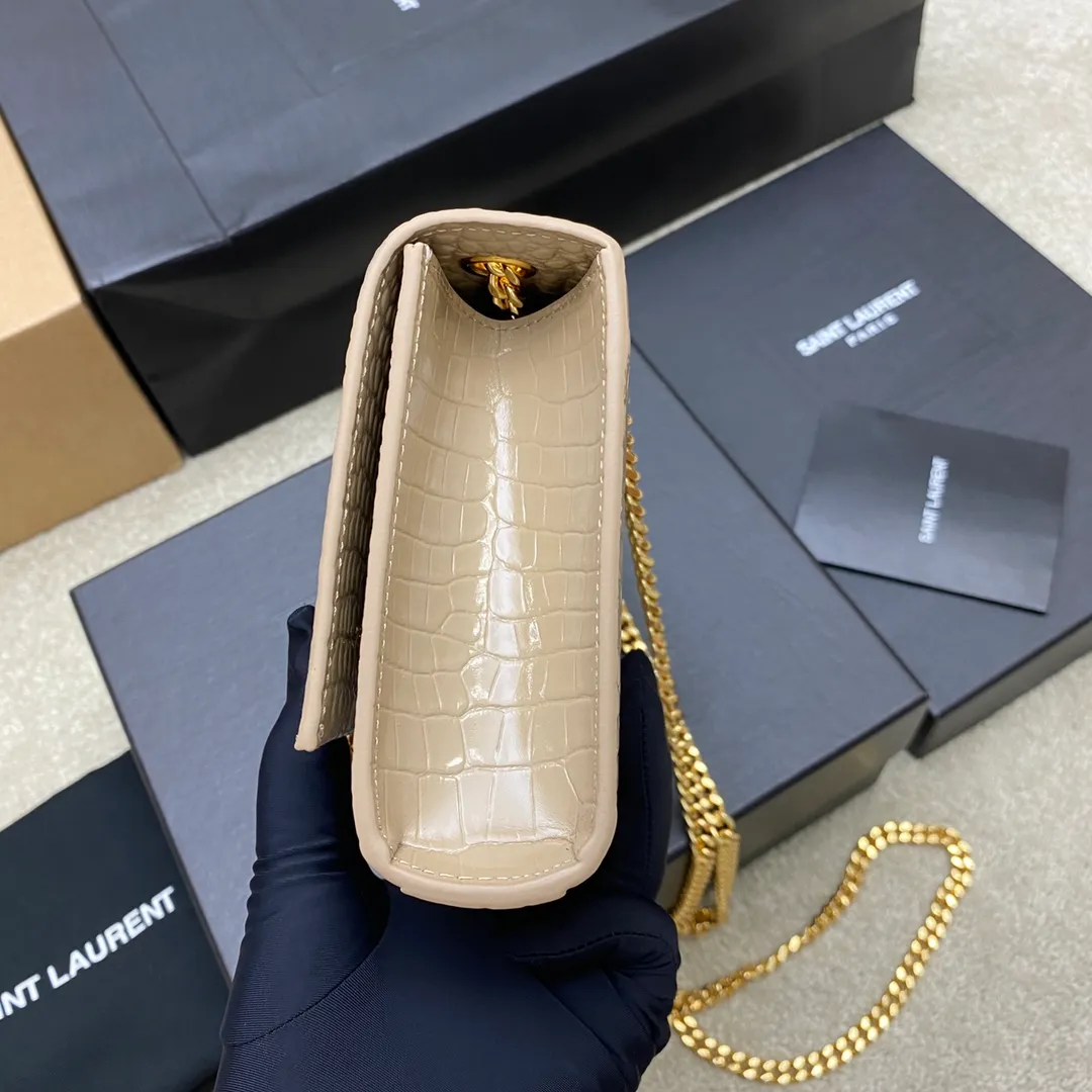 💰1260 Milk Tea Crocodile/Gold 🌈𝑲𝒂𝒕𝒆 KATE～South African leather, the original leather version of the classic crossbody chain bag is newly available! Made of the highest grade original cowhide, it feels as delicate and smooth as touching the skin; the original mold is made to customize high-quality hardware; there is a compartment card holder inside the bag for easy storage of cards, but there are no extra compartments, so you can use it as you like! Flawless workmanship, absolutely comparable to the original product! 20230630 Model: 377628 [original leather] Size: 20x12x5cm
