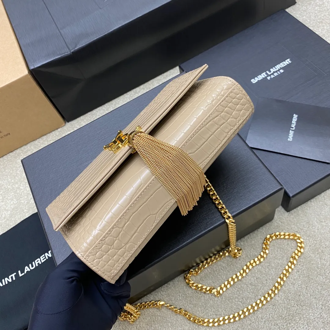 💰1260 Milk Tea Crocodile/Gold 🌈𝑲𝒂𝒕𝒆 KATE～South African leather, the original leather version of the classic crossbody chain bag is newly available! Made of the highest grade original cowhide, it feels as delicate and smooth as touching the skin; the original mold is made to customize high-quality hardware; there is a compartment card holder inside the bag for easy storage of cards, but there are no extra compartments, so you can use it as you like! Flawless workmanship, absolutely comparable to the original product! 20230630 Model: 377628 [original leather] Size: 20x12x5cm