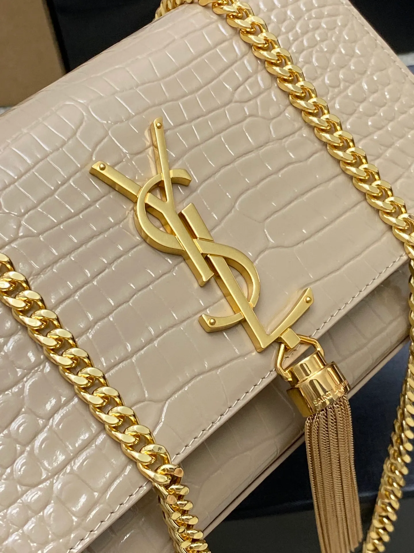 💰1260 Milk Tea Crocodile/Gold 🌈𝑲𝒂𝒕𝒆 KATE～South African leather, the original leather version of the classic crossbody chain bag is newly available! Made of the highest grade original cowhide, it feels as delicate and smooth as touching the skin; the original mold is made to customize high-quality hardware; there is a compartment card holder inside the bag for easy storage of cards, but there are no extra compartments, so you can use it as you like! Flawless workmanship, absolutely comparable to the original product! 20230630 Model: 377628 [original leather] Size: 20x12x5cm