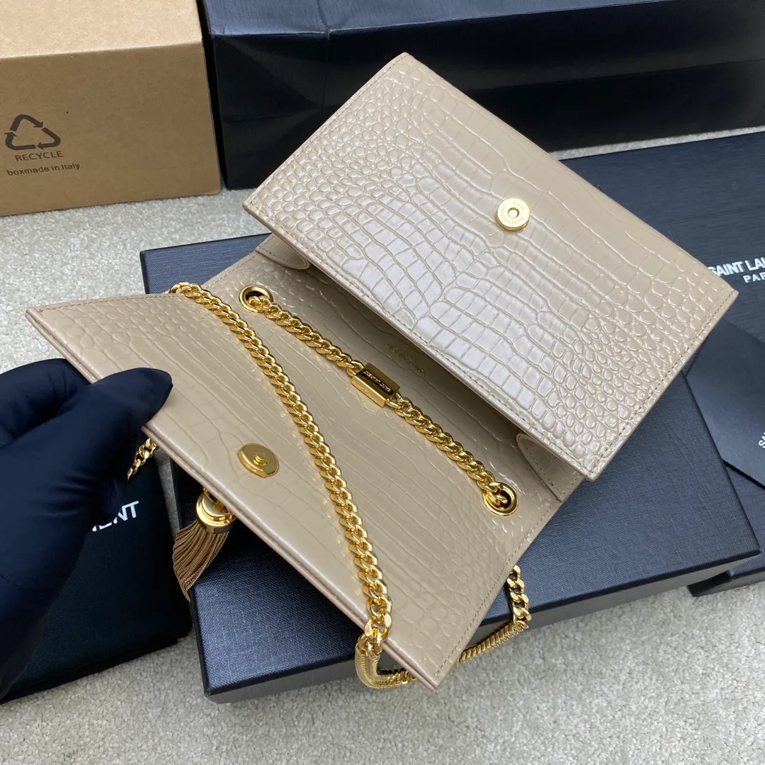 💰1260 Milk Tea Crocodile/Gold 🌈𝑲𝒂𝒕𝒆 KATE～South African leather, the original leather version of the classic crossbody chain bag is newly available! Made of the highest grade original cowhide, it feels as delicate and smooth as touching the skin; the original mold is made to customize high-quality hardware; there is a compartment card holder inside the bag for easy storage of cards, but there are no extra compartments, so you can use it as you like! Flawless workmanship, absolutely comparable to the original product! 20230630 Model: 377628 [original leather] Size: 20x12x5cm