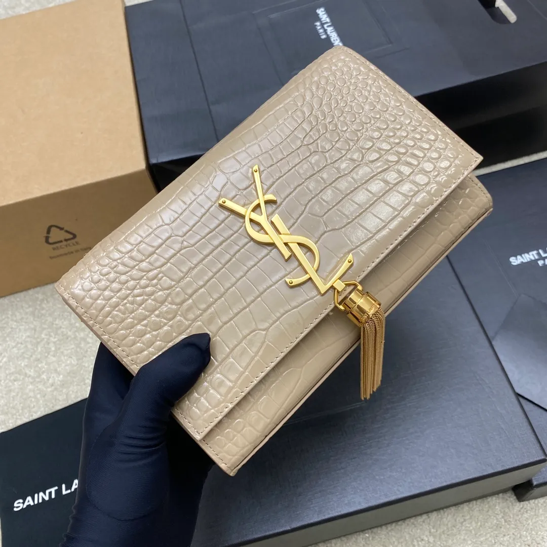 💰1260 Milk Tea Crocodile/Gold 🌈𝑲𝒂𝒕𝒆 KATE～South African leather, the original leather version of the classic crossbody chain bag is newly available! Made of the highest grade original cowhide, it feels as delicate and smooth as touching the skin; the original mold is made to customize high-quality hardware; there is a compartment card holder inside the bag for easy storage of cards, but there are no extra compartments, so you can use it as you like! Flawless workmanship, absolutely comparable to the original product! 20230630 Model: 377628 [original leather] Size: 20x12x5cm