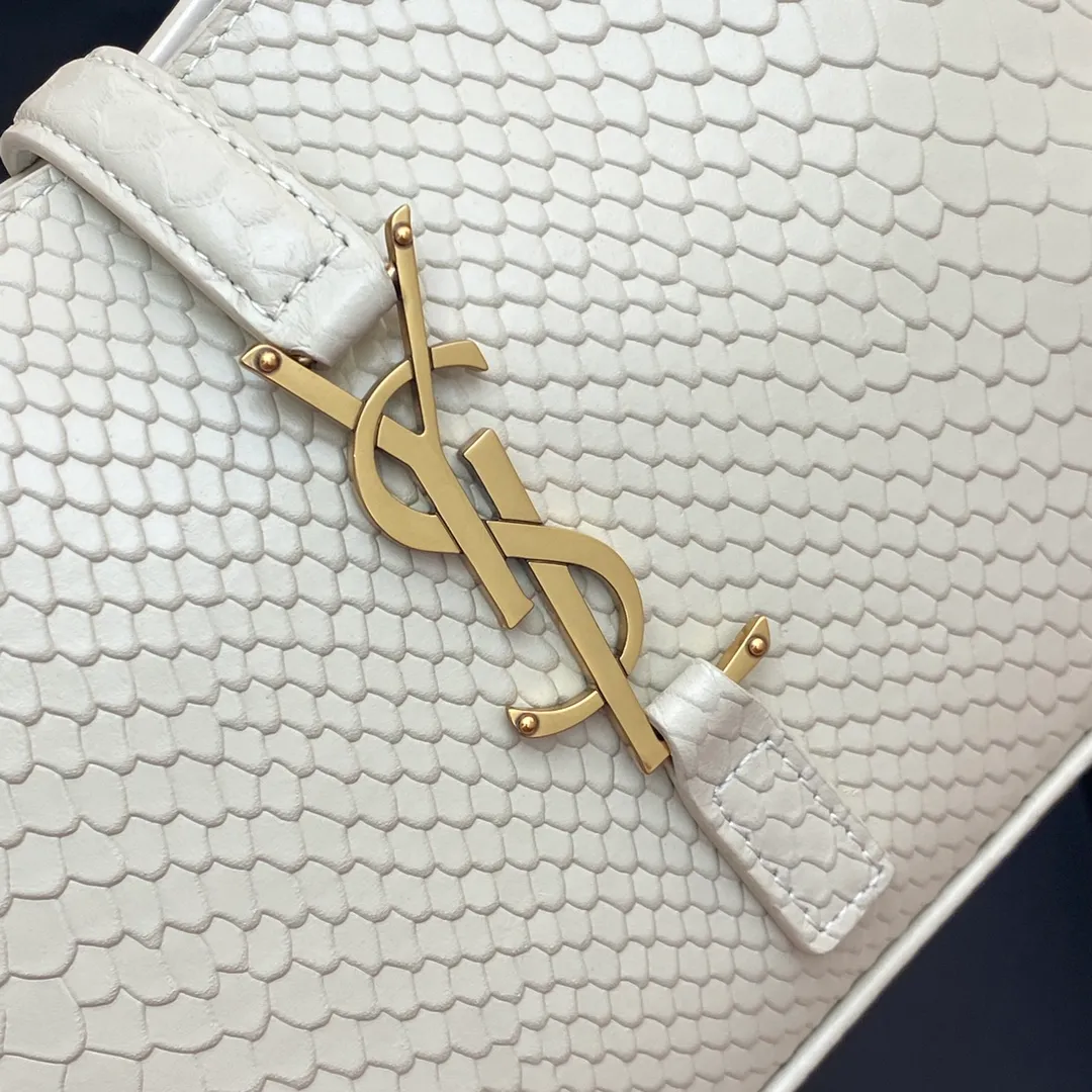 💰1360 white snake pattern/gold 🌈𝑳𝑬 5 𝐀̀ 7 new snake pattern, Y family’s armpit bag that is extremely popular this year. The outline of the bag itself is simple and three-dimensional, and it looks stiff but not too sharp. Paired with the brand's iconic plug-in buckle, the overall look gives a unique and elegant look that is both classic and elegant, yet also fashionable and modern! 20230680 Model: 657228 [original leather] Size: 24.5x16x6cm