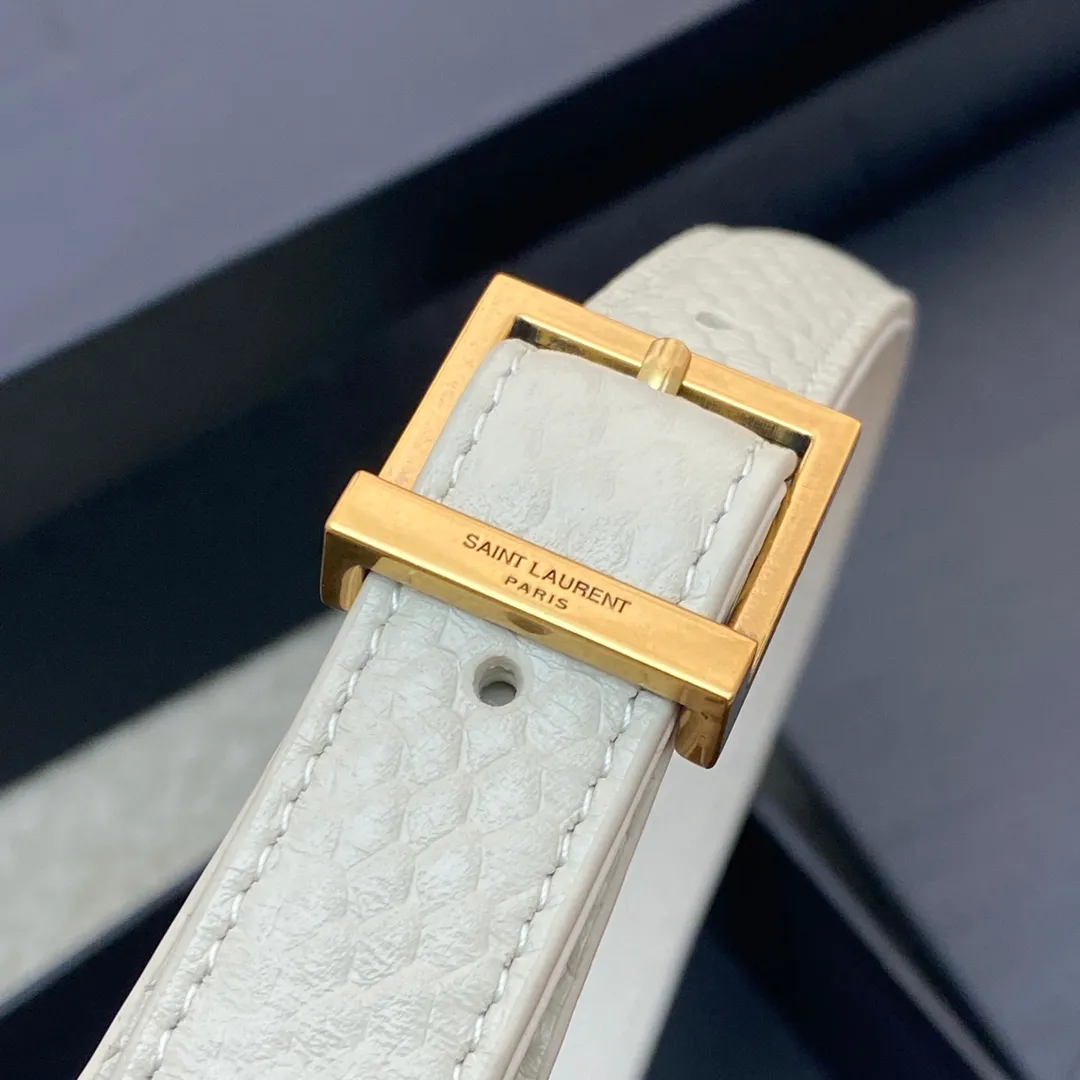 💰1360 white snake pattern/gold 🌈𝑳𝑬 5 𝐀̀ 7 new snake pattern, Y family’s armpit bag that is extremely popular this year. The outline of the bag itself is simple and three-dimensional, and it looks stiff but not too sharp. Paired with the brand's iconic plug-in buckle, the overall look gives a unique and elegant look that is both classic and elegant, yet also fashionable and modern! 20230680 Model: 657228 [original leather] Size: 24.5x16x6cm