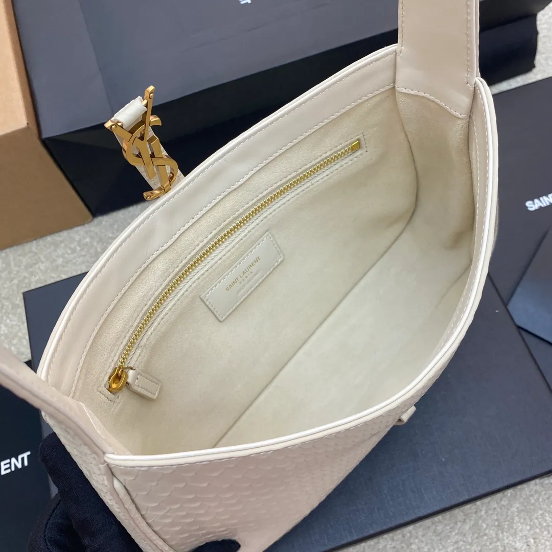 💰1360 white snake pattern/gold 🌈𝑳𝑬 5 𝐀̀ 7 new snake pattern, Y family’s armpit bag that is extremely popular this year. The outline of the bag itself is simple and three-dimensional, and it looks stiff but not too sharp. Paired with the brand's iconic plug-in buckle, the overall look gives a unique and elegant look that is both classic and elegant, yet also fashionable and modern! 20230680 Model: 657228 [original leather] Size: 24.5x16x6cm
