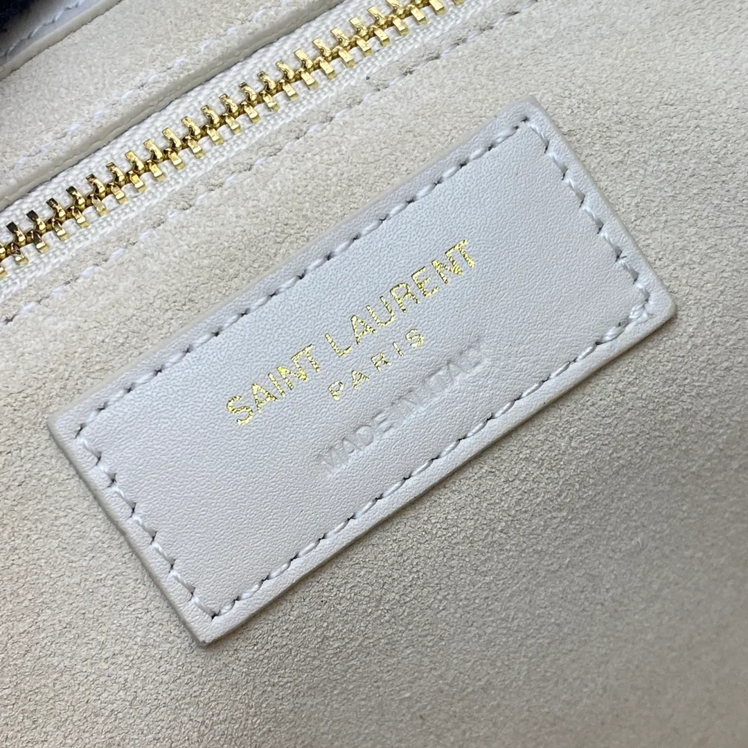 💰1360 white snake pattern/gold 🌈𝑳𝑬 5 𝐀̀ 7 new snake pattern, Y family’s armpit bag that is extremely popular this year. The outline of the bag itself is simple and three-dimensional, and it looks stiff but not too sharp. Paired with the brand's iconic plug-in buckle, the overall look gives a unique and elegant look that is both classic and elegant, yet also fashionable and modern! 20230680 Model: 657228 [original leather] Size: 24.5x16x6cm