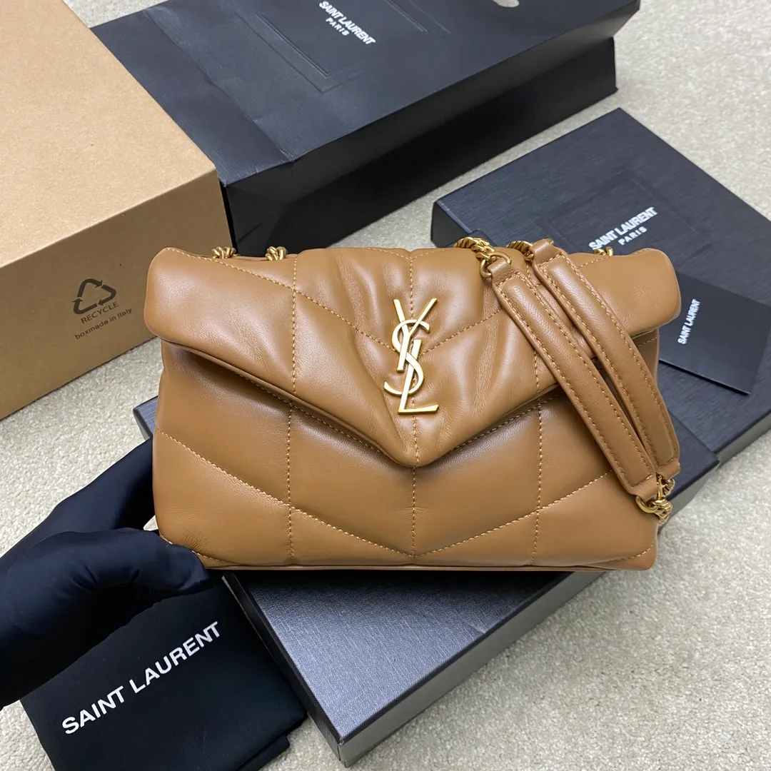 💰1440 caramel sheepskin/antique gold 🌈𝙇𝙤𝙪𝙇𝙤𝙪 𝙥𝙪𝙛𝙛𝙚𝙧～LOULOU PUFFER new mini double chain quilted lambskin bag, the latest mini size in the super popular style counter! Made of original ZP leather, it feels soft and delicate, and it is as cute as a marshmallow when you take it out! The bag has an inner zippered pocket for mobile phones and valuables, and a card slot for cards. Apart from this, there are no extra inner pockets. Although it is small, it has all the essentials and can be used as you like👍20230720 Model: 759337 [original leather] Size: 23x15.5x5.8cm